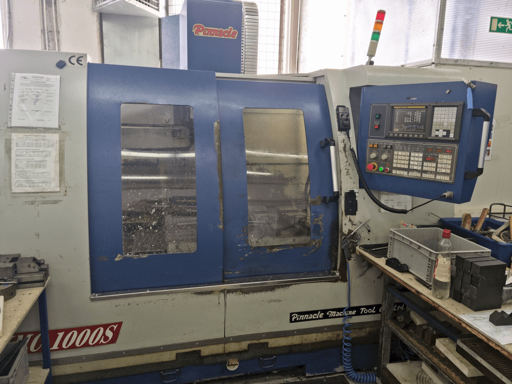 Prikaz stroja Pinnacle VMC1000S sprijeda