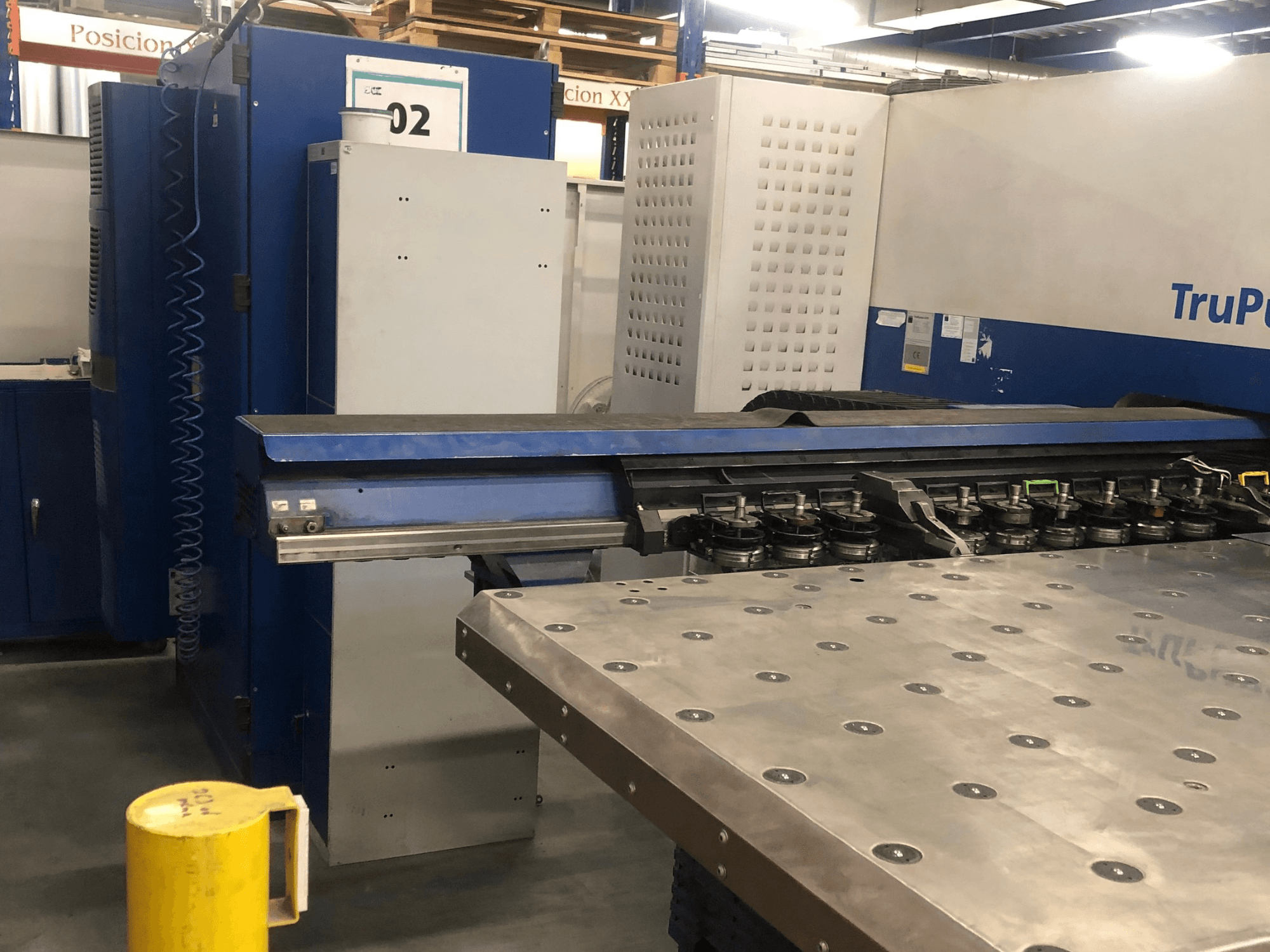 TRUMPF TruPunch 5000 CNC stroj za probijanje, prednji pogled koji prikazuje kupolu alata i upravljačku ploču, s metalnim radnim stolom u blizini.