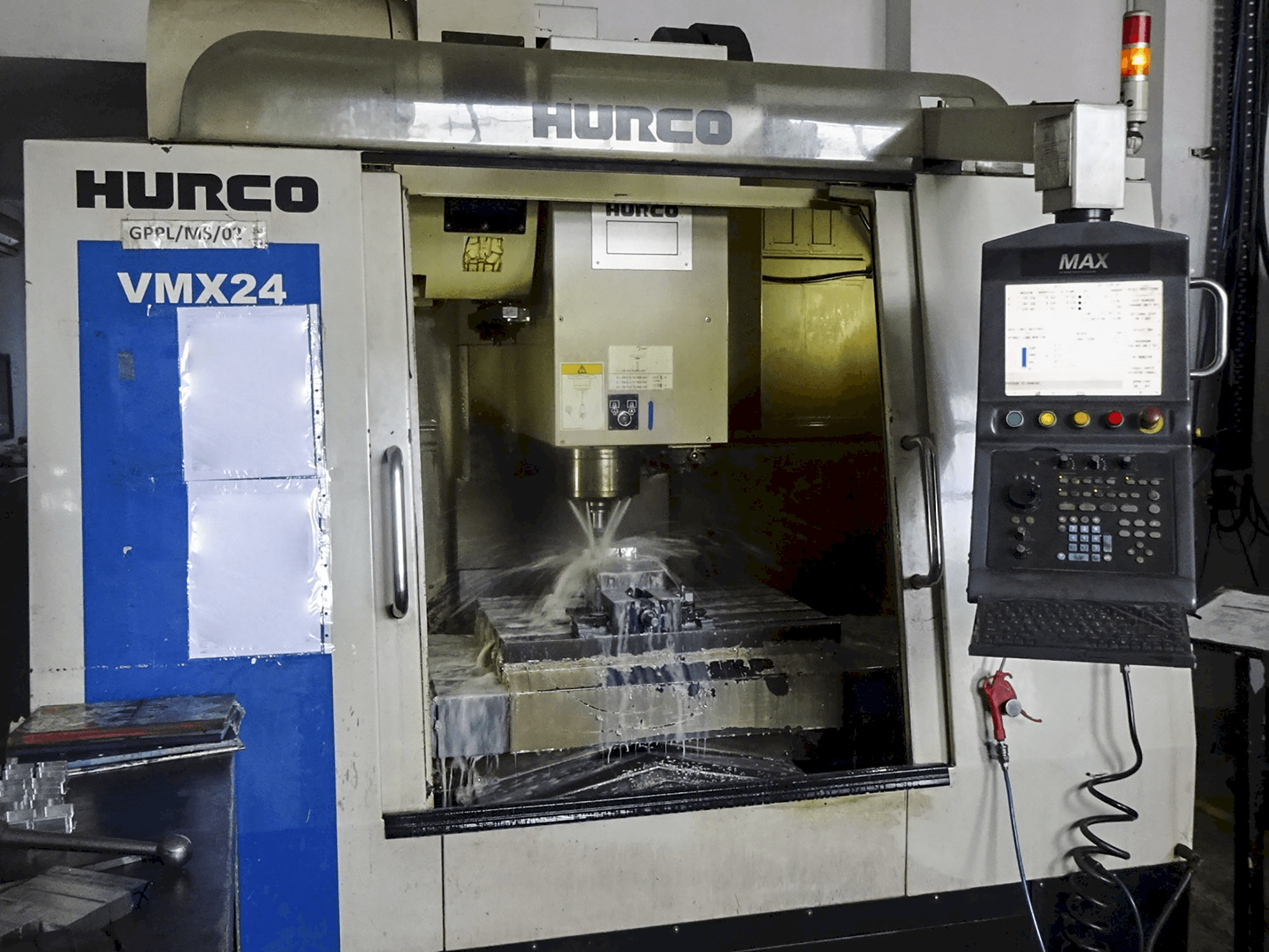 Prikaz stroja Hurco VMX 24 sprijeda