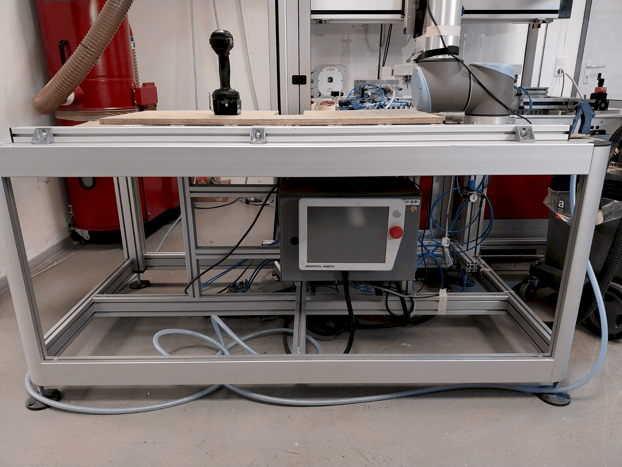 Prikaz stroja Universal Robots UR10 CB sprijeda