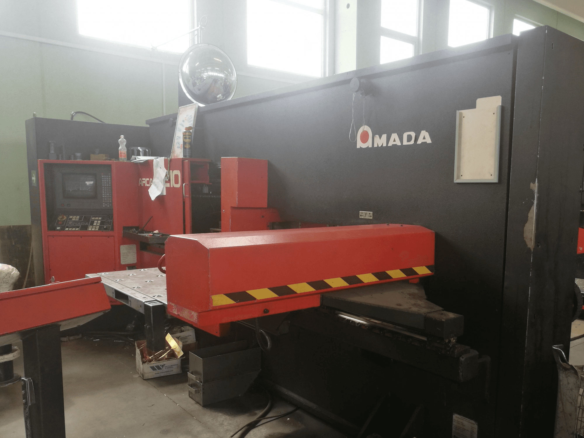 Prikaz stroja AMADA ARCADE 210 zdesna