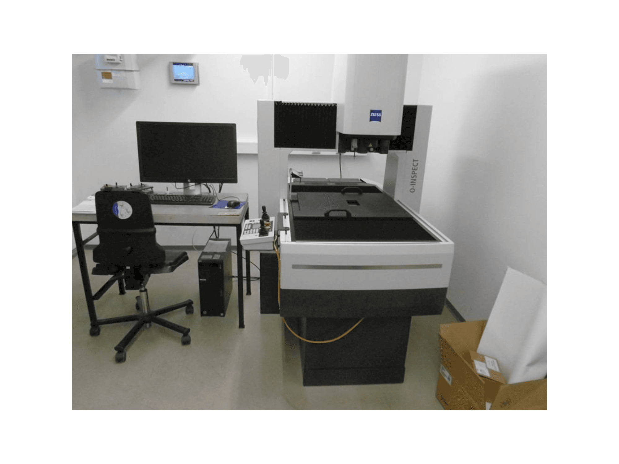 Prikaz stroja ZEISS O-Inspect 543 sprijeda