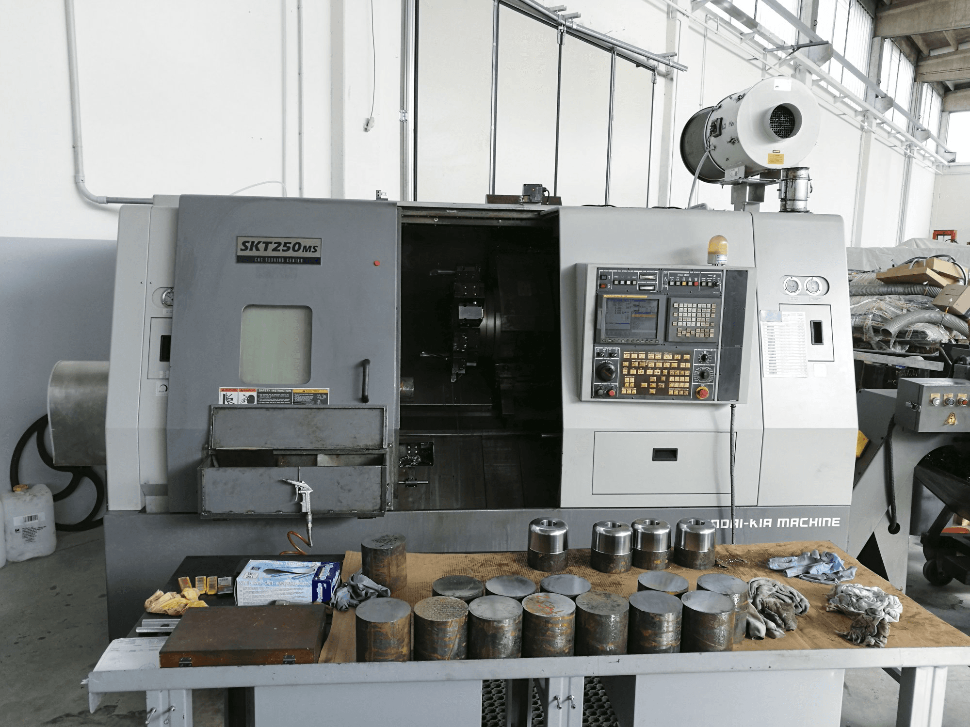 Prikaz stroja Hyundai Kia SKT 250 MS sprijeda