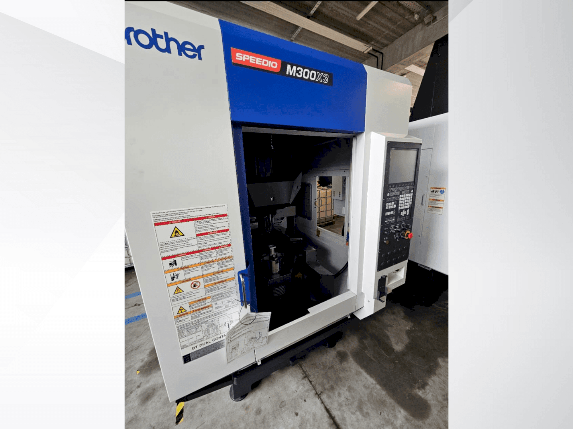Prikaz stroja Brother Speedio M 300 X3 sprijeda