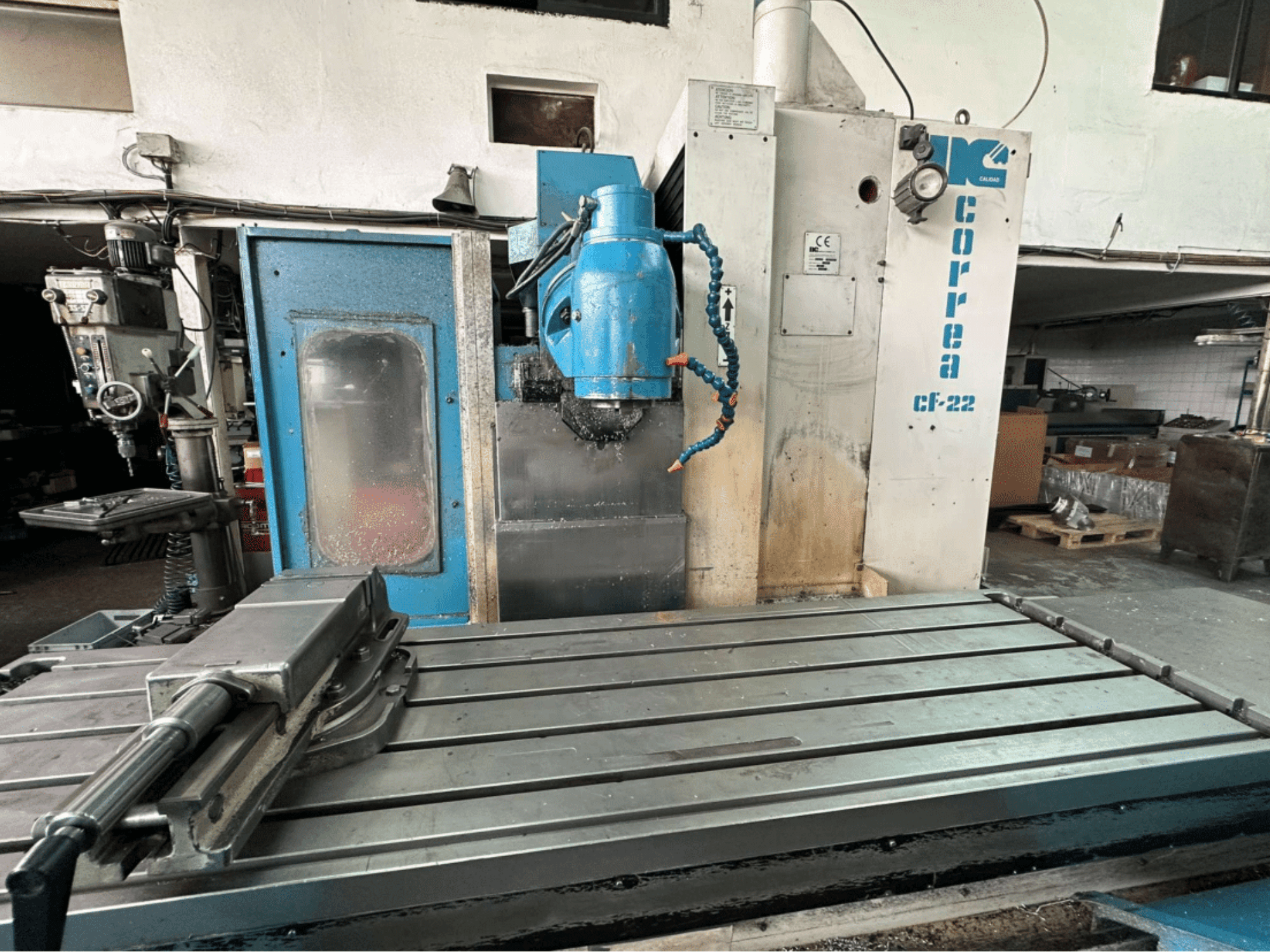 Glodalica Correa CF-22, pogled sprijeda; ima metalni radni stol i plavo-bijelu upravljačku ploču s gumbima.