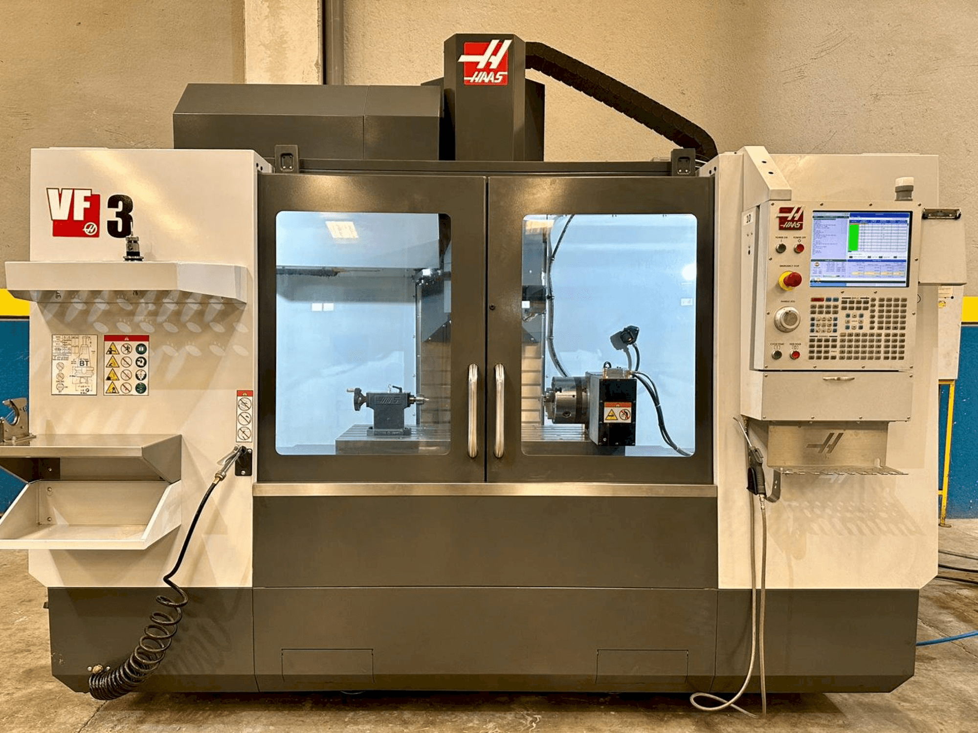 Prikaz stroja HAAS VF-3 sprijeda