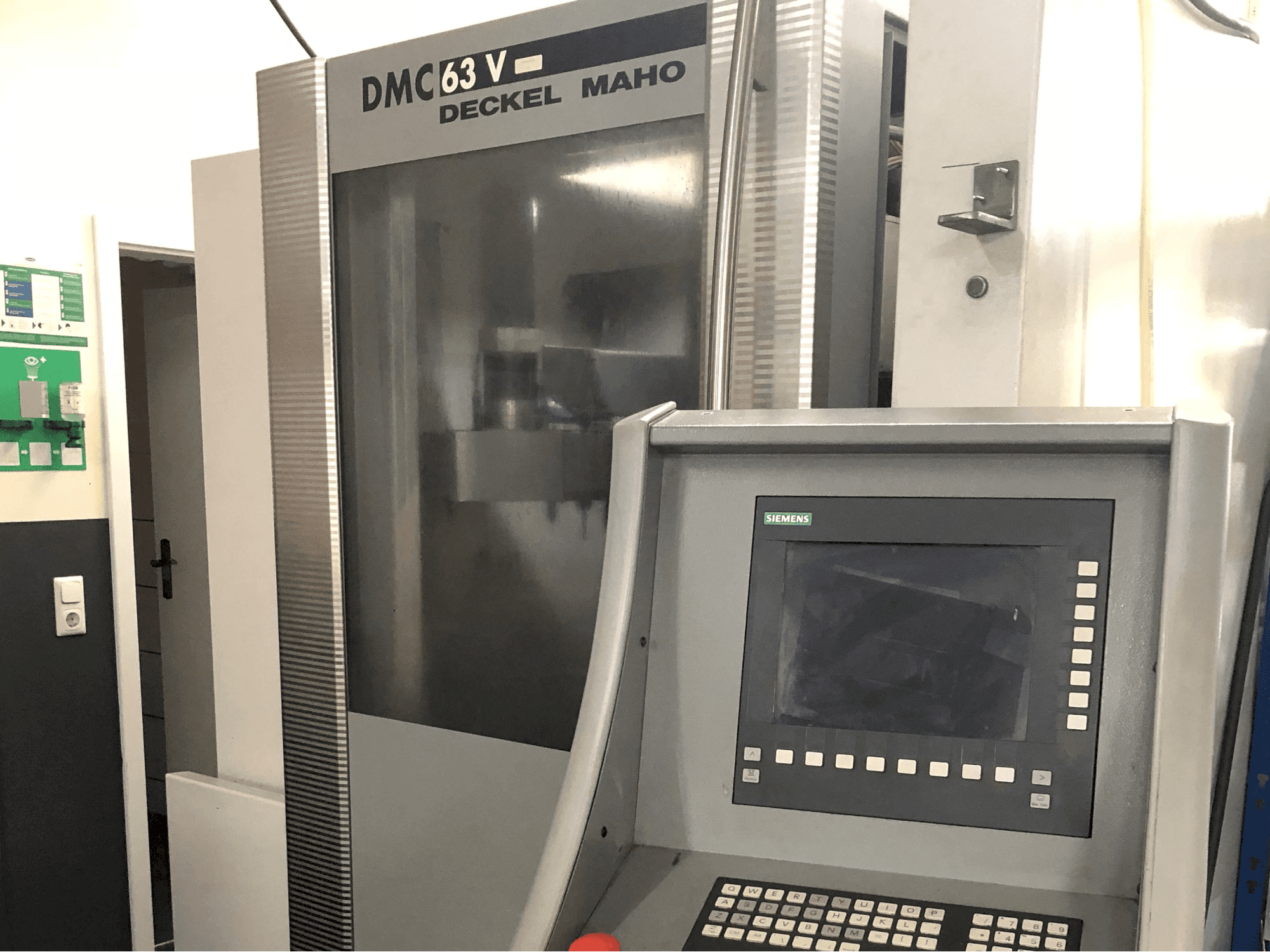 Prikaz stroja DECKEL MAHO DMC 63V zdesna