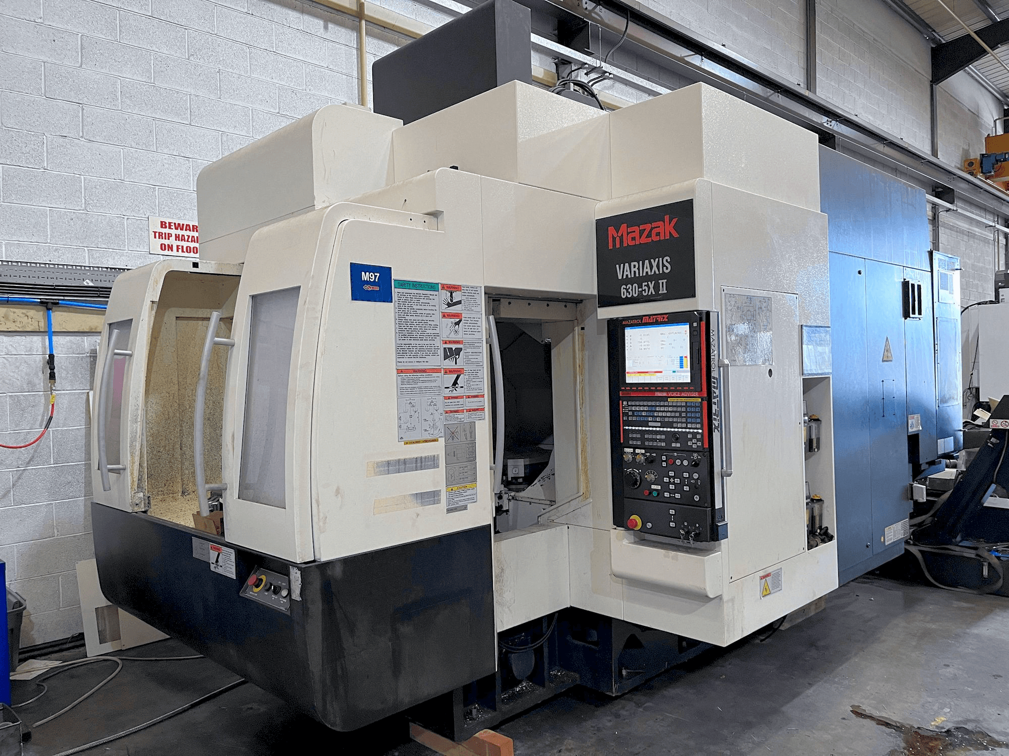 Prikaz stroja Mazak 630-5AX II sprijeda