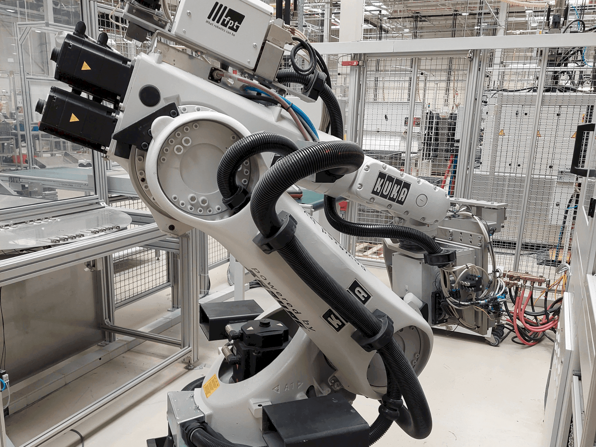 Prikaz stroja KUKA KR 30-3 sprijeda