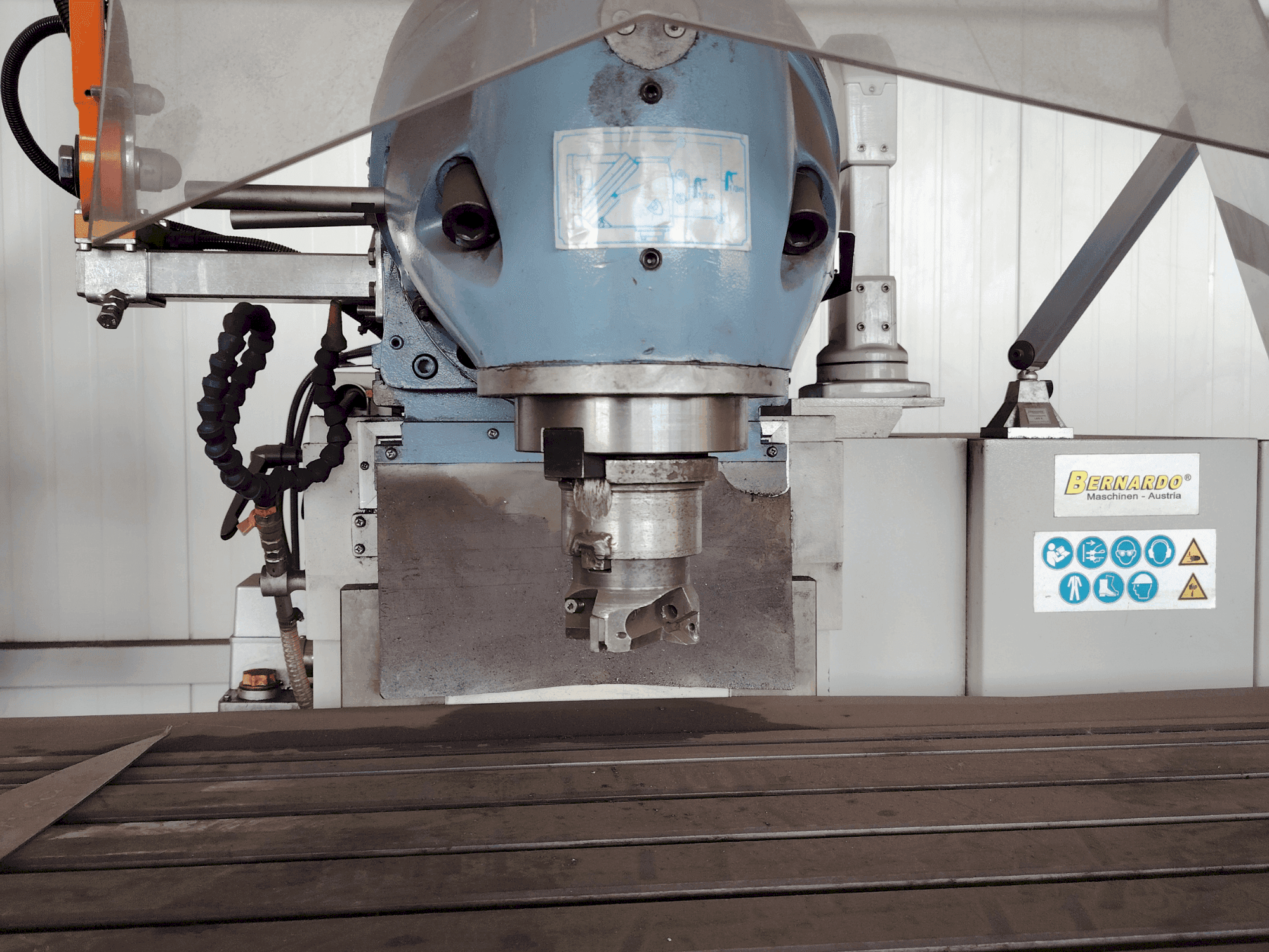 Prikaz stroja Bernardo Variomill FU 2000E Servo sprijeda