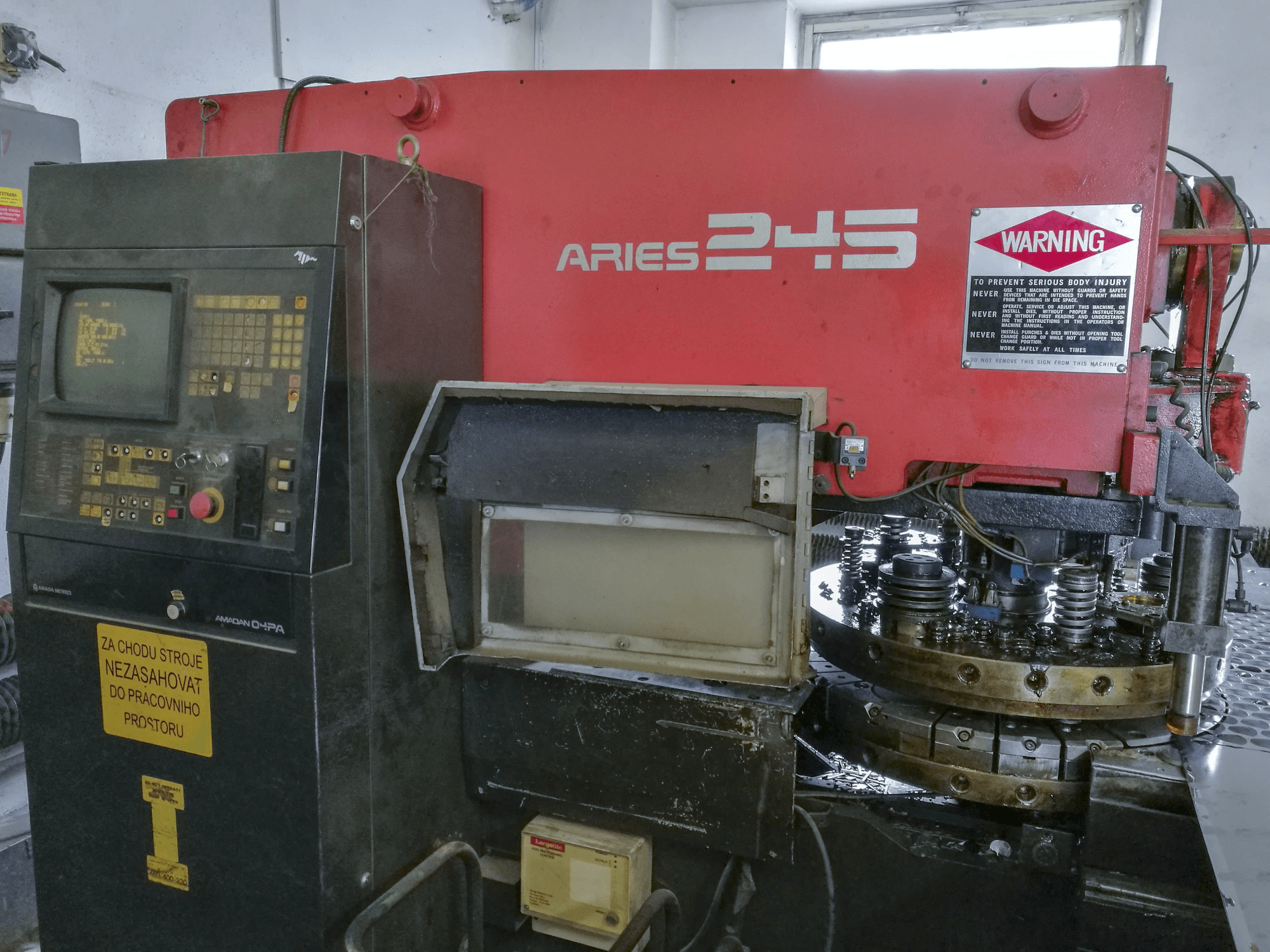 Prikaz stroja AMADA ARIES 245 sprijeda