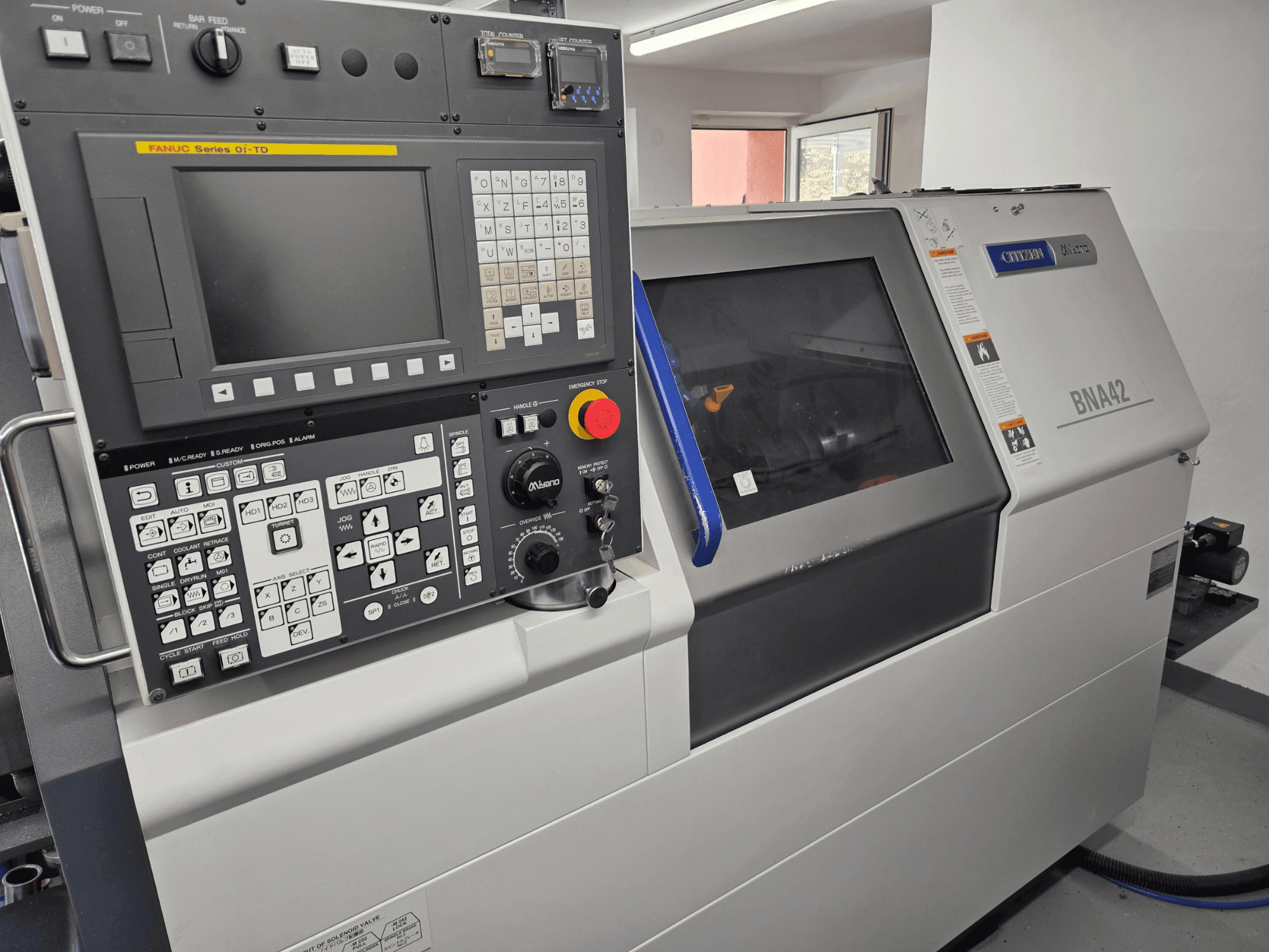 Horizontalni tokarski stroj Miyano BNA42S2, prednji pogled s upravljačkom pločom s FANUC Oi-TD sučeljem i zaslonom.