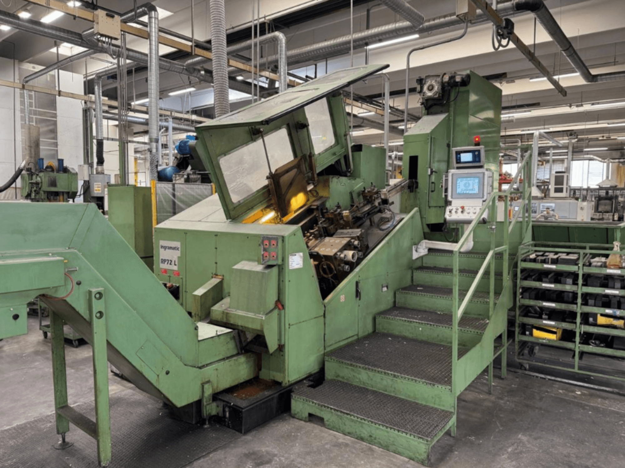 Ingramatic RP72 L, industrijski stroj u zelenoj boji, prednji pogled; ima upravljačku ploču i stepenice s metalnom rešetkastom platformom.