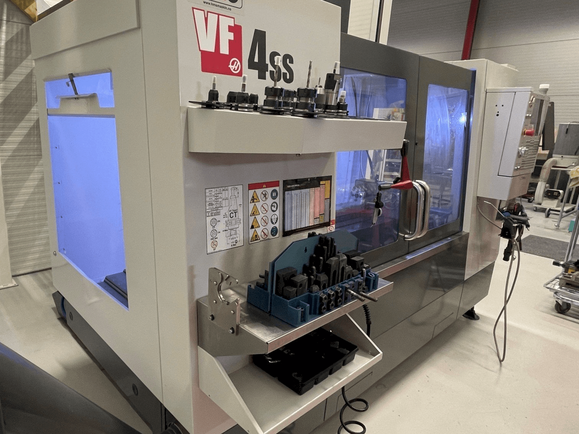 Prikaz stroja HAAS VF 4SS sprijeda