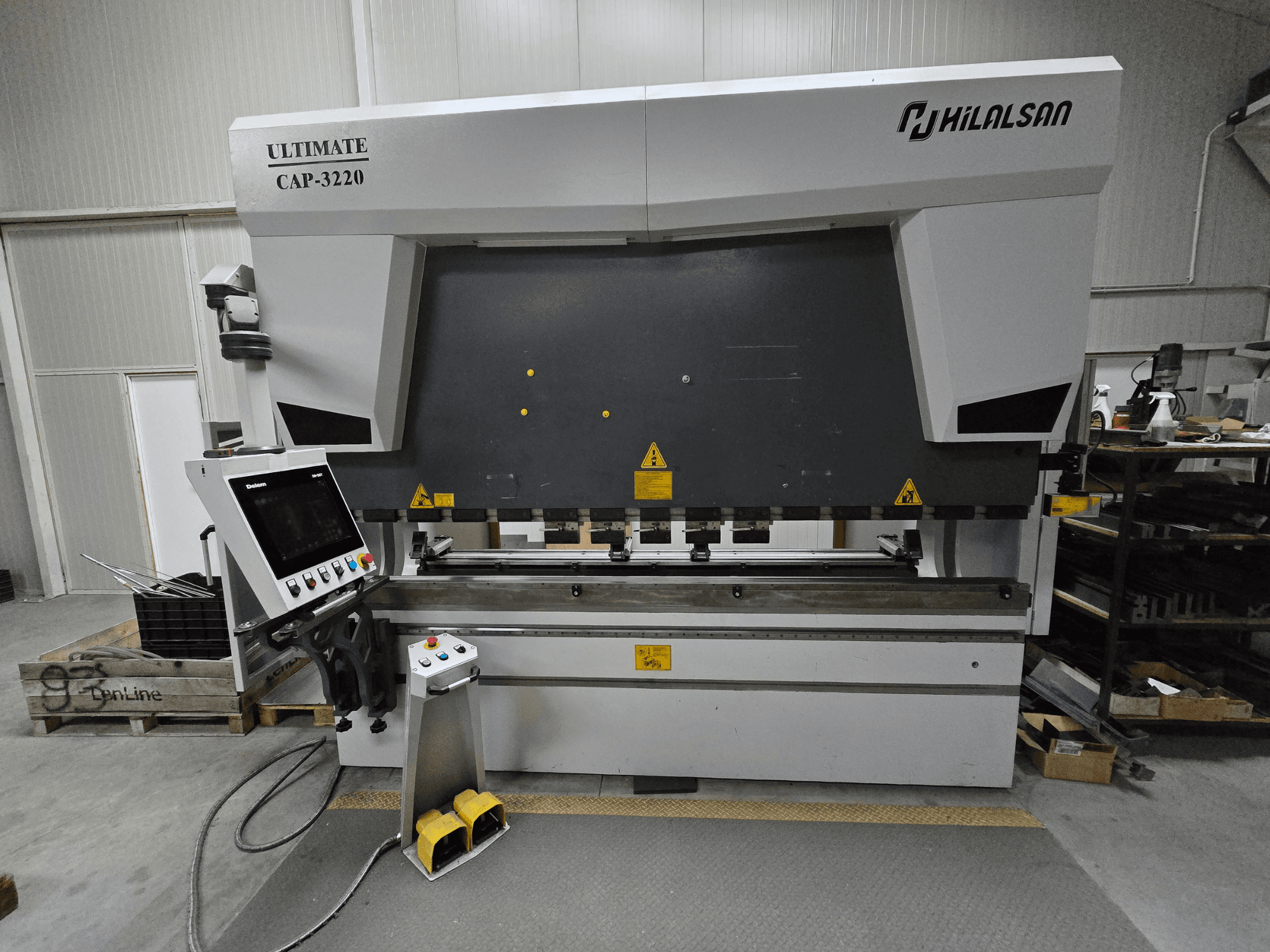 Ultimate CAP-3220 tvrtke Hilalsan, prednji pogled na stroj za savijanje metala s vidljivom upravljačkom pločom i papučicama.