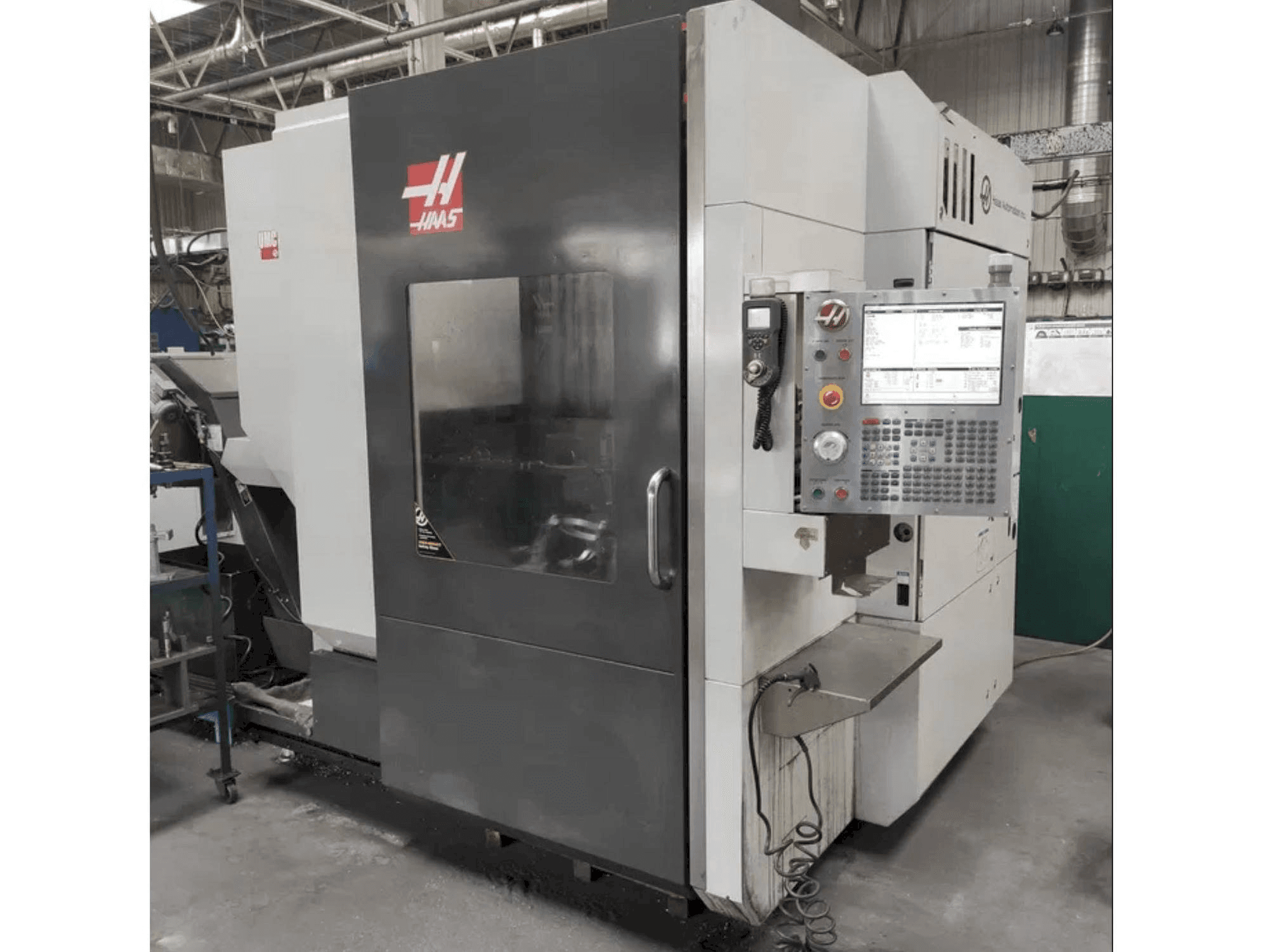 Prikaz stroja HAAS UMC-750 sprijeda