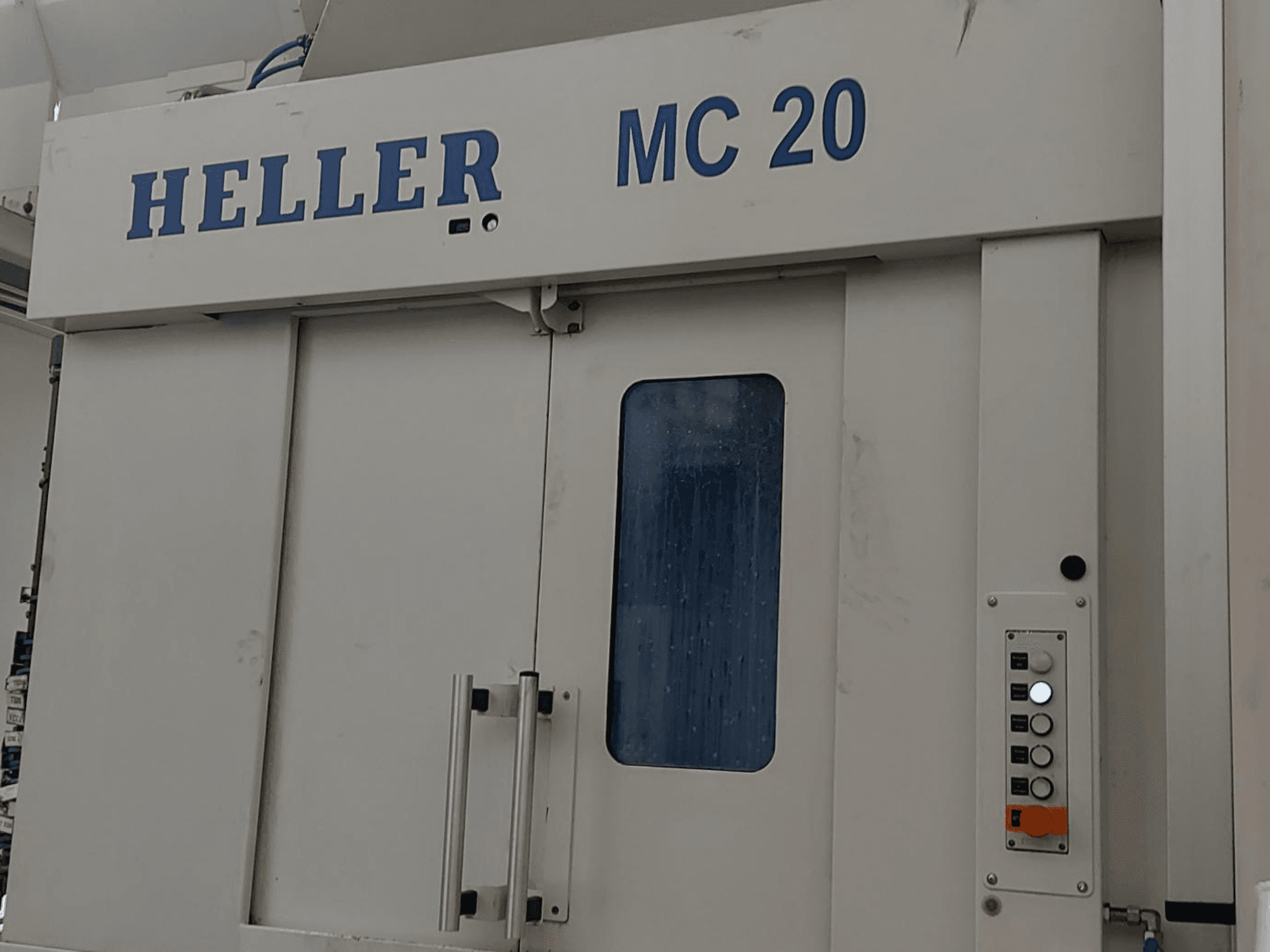 Prednji pogled na horizontalni obradni centar HELLER MC 20 s upravljačkom pločom i prednjim prozorom.