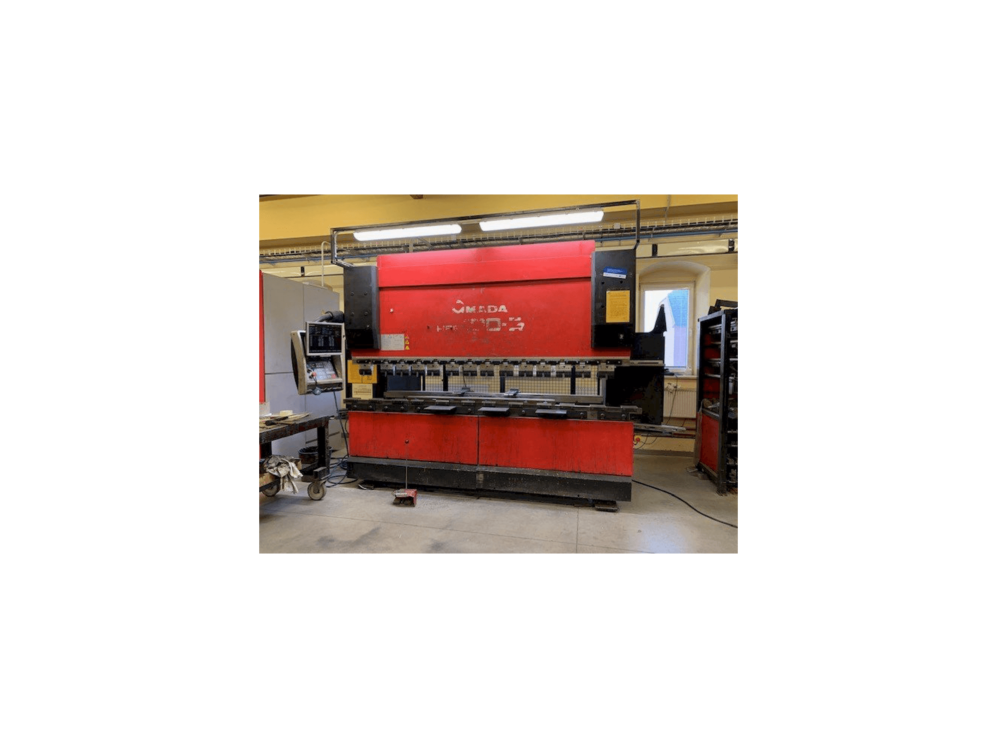 Prikaz stroja AMADA HFE 100-3 sprijeda