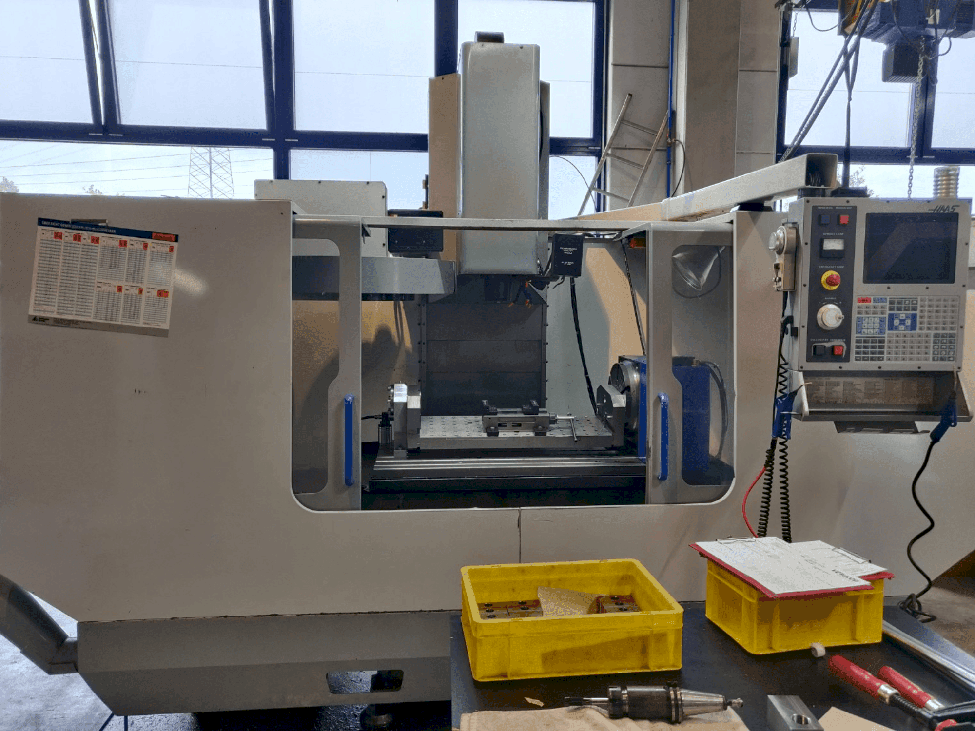 Prikaz stroja MIKRON VCE 1300/40 (2001) sprijeda
