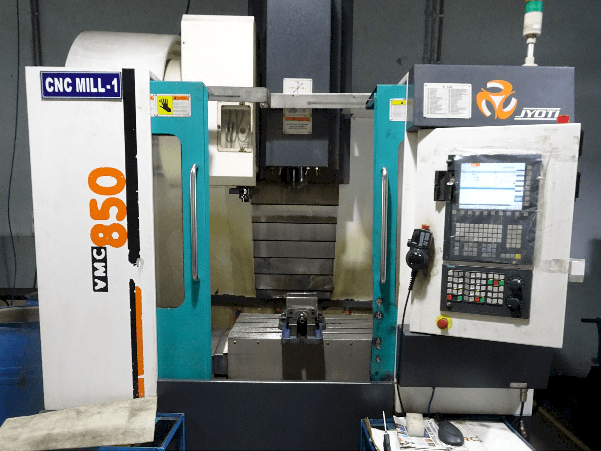 Prikaz stroja JYOTI VMC-850 sprijeda