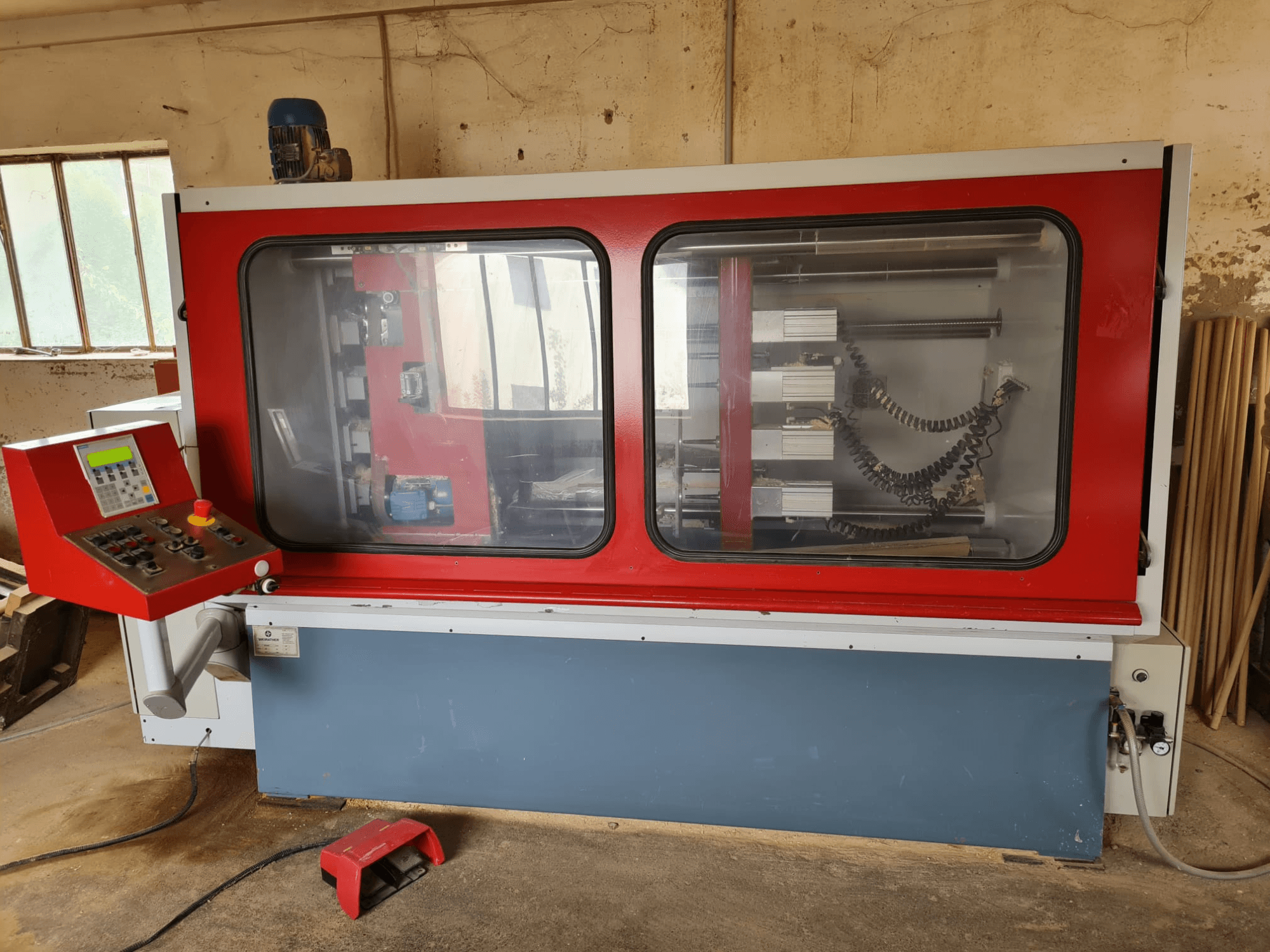 WEIRATHER KS1300/4 mlin za drvo u prednjem pogledu, s upravljačkom pločom, prozirnim kućištem i vidljivim unutarnjim komponentama.