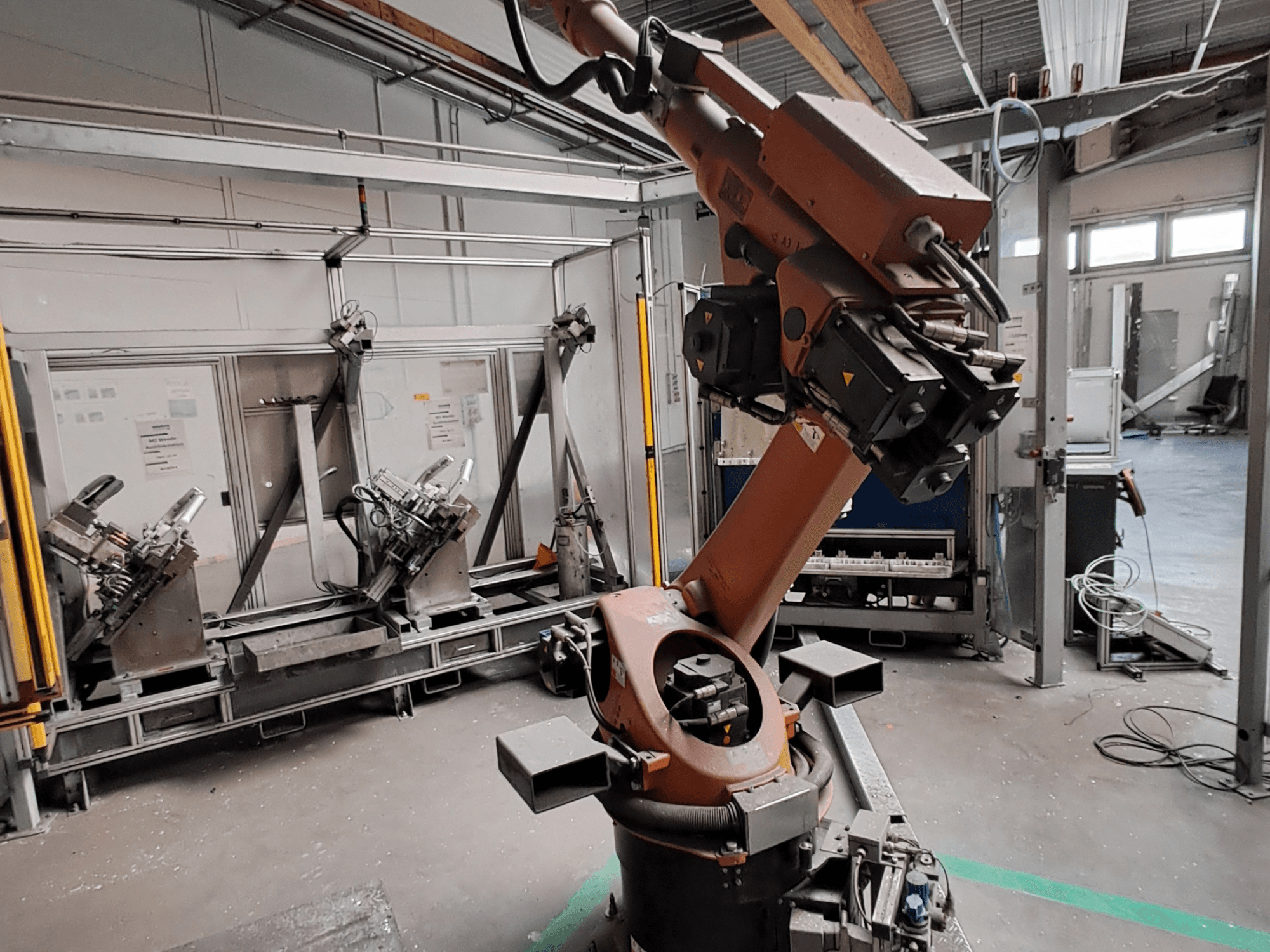 Robotska ruka KUKA KR 30L16-2 u industrijskom okruženju, bočni pogled, s prikazom zglobova ruke i alata za hvatanje.