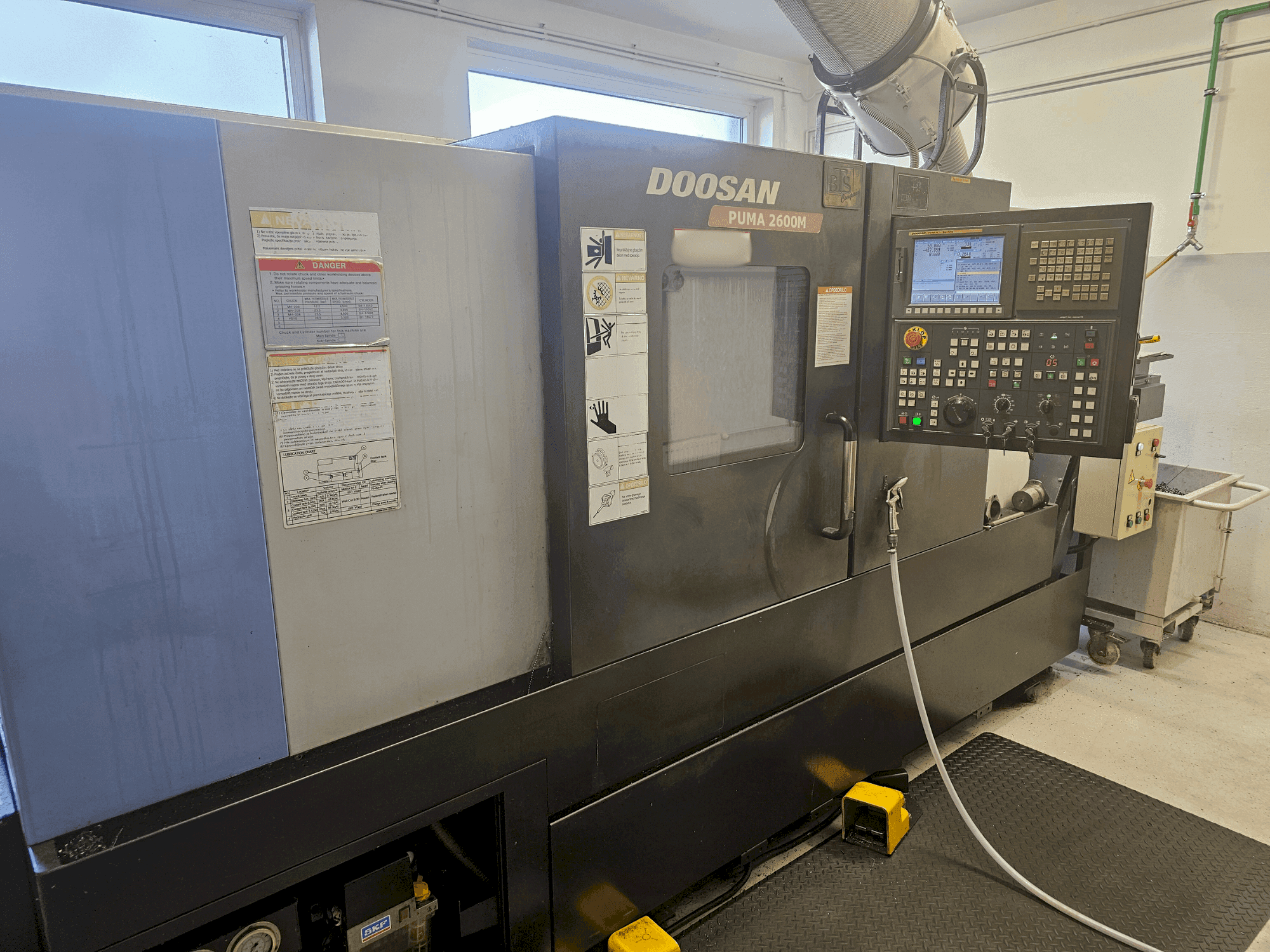 Prikaz stroja DOOSAN Puma 2600M sprijeda