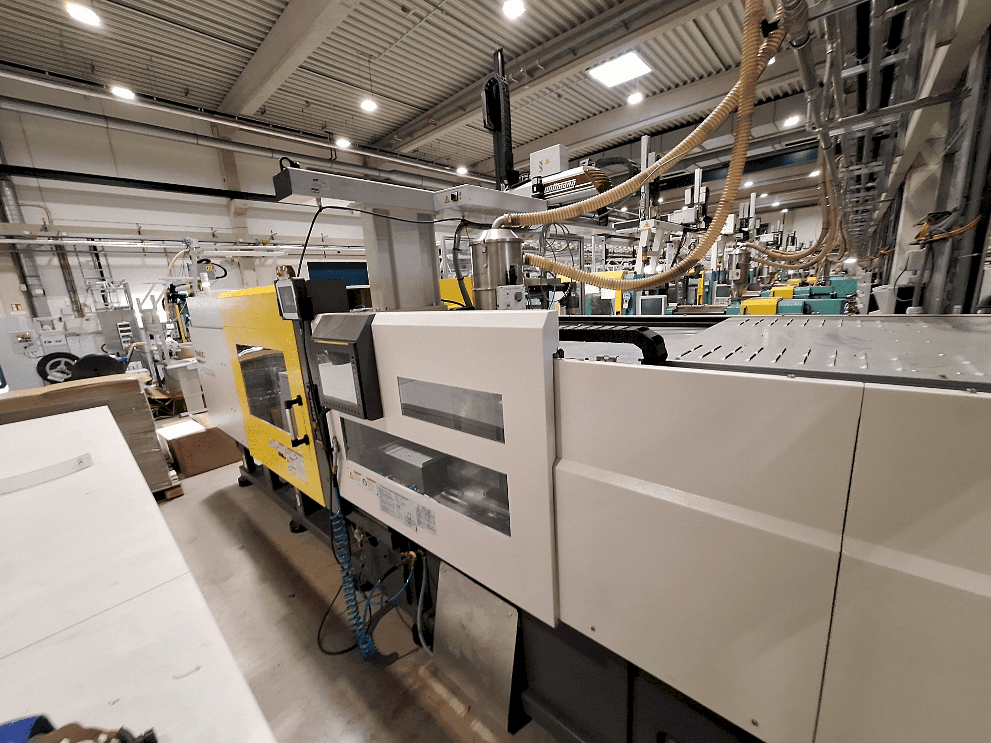 Prikaz stroja FANUC Roboshot S220iA sprijeda