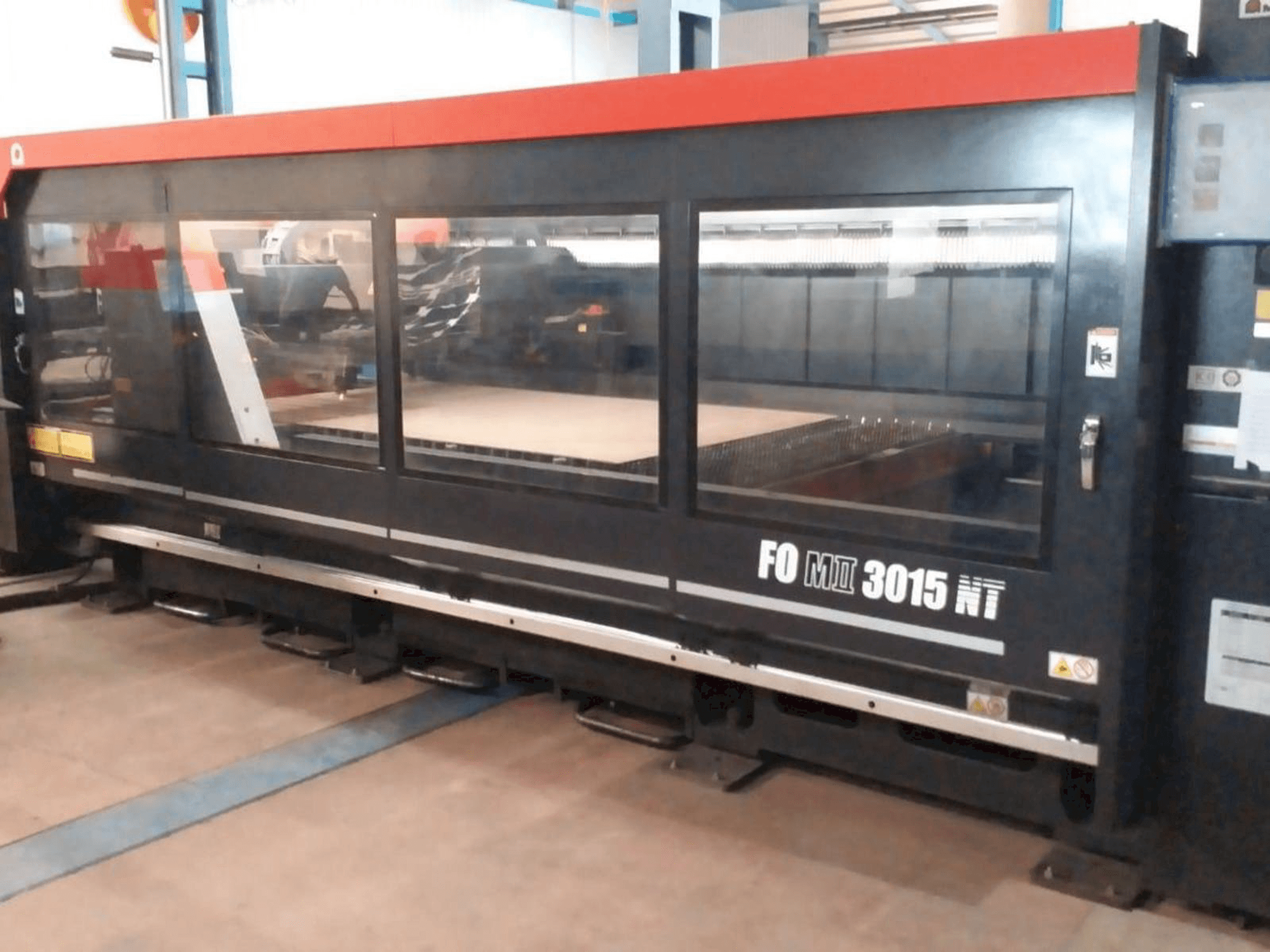 Prikaz stroja AMADA F0M2 3015 MT sprijeda