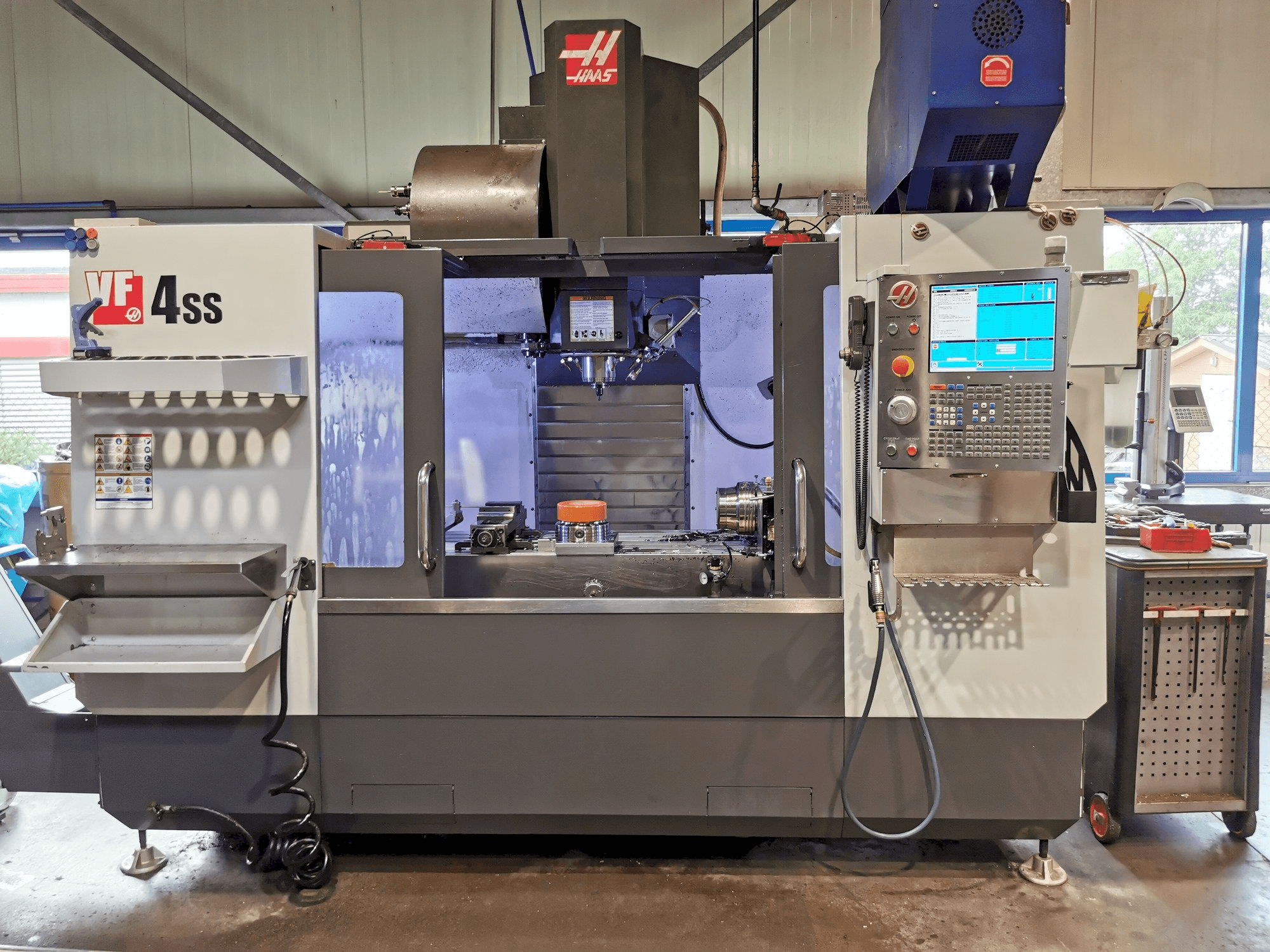 Prikaz stroja HAAS VF-4SS sprijeda