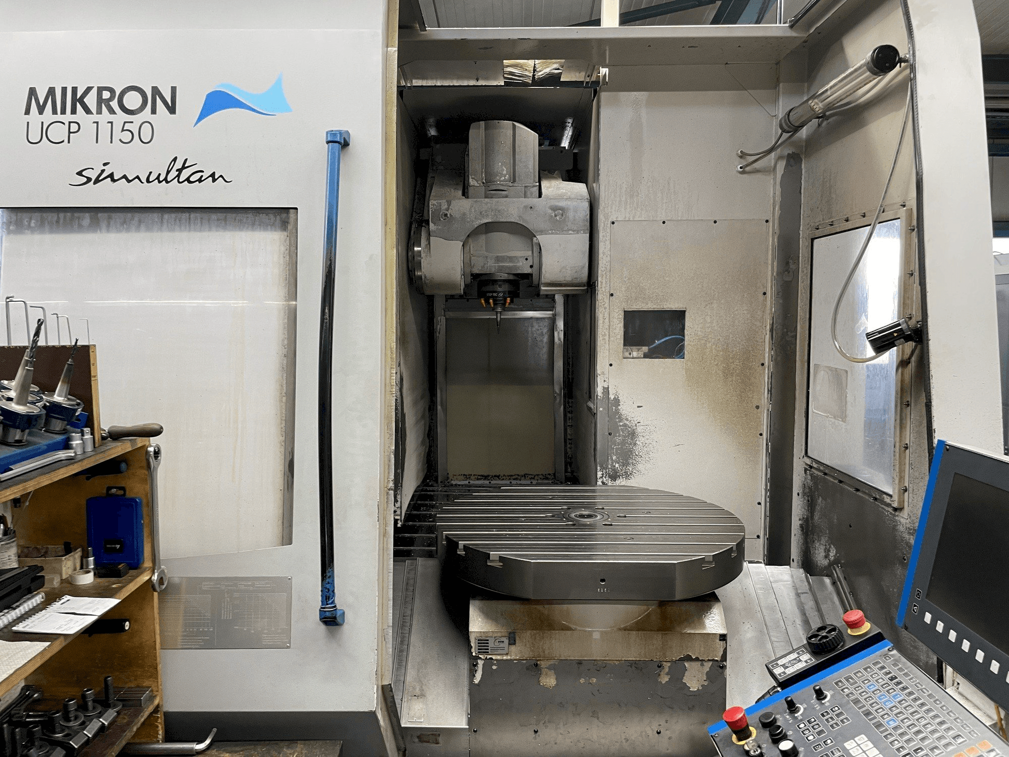 Prikaz stroja MIKRON UCP 1150 SIMULTAN sprijeda