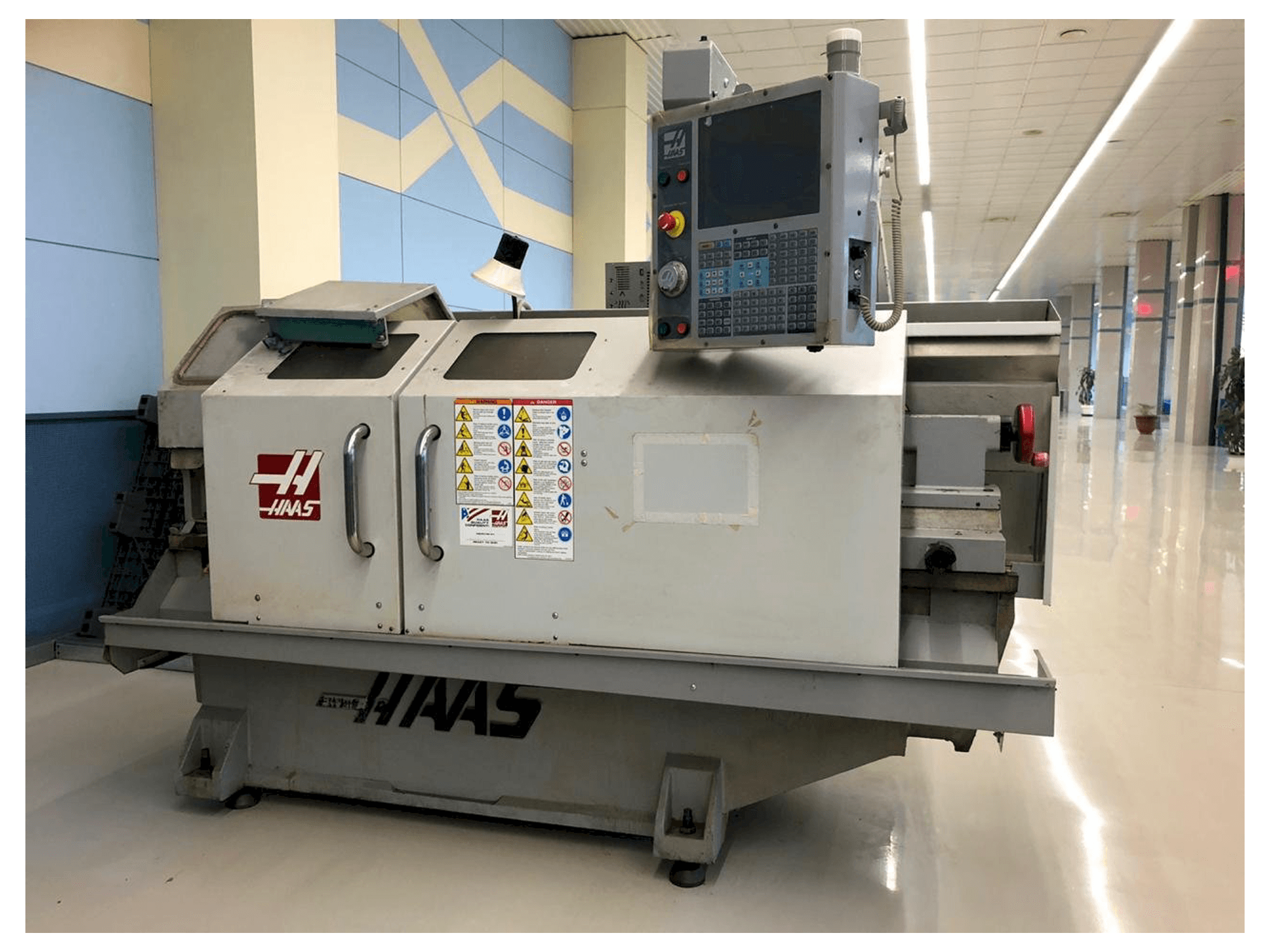 Prikaz stroja HAAS TL-2HE sprijeda