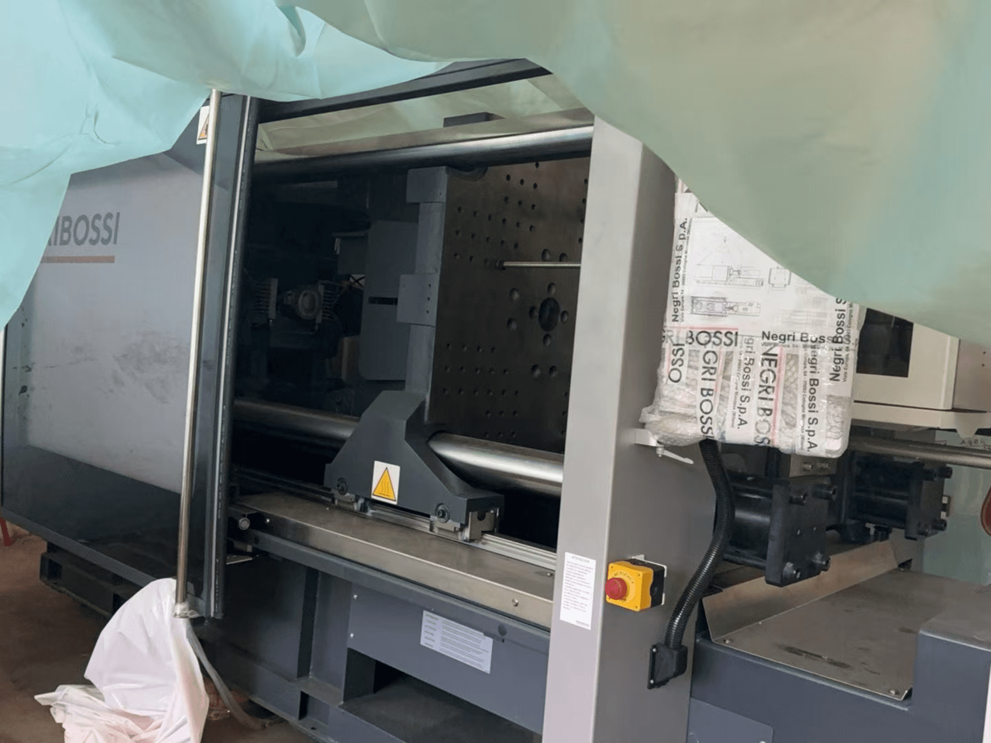 Električni stroj za brizganje plastike Negri Bossi NOVA e350T H1550, bočni pogled, s otvorenim vratima i unutarnjim komponentama.