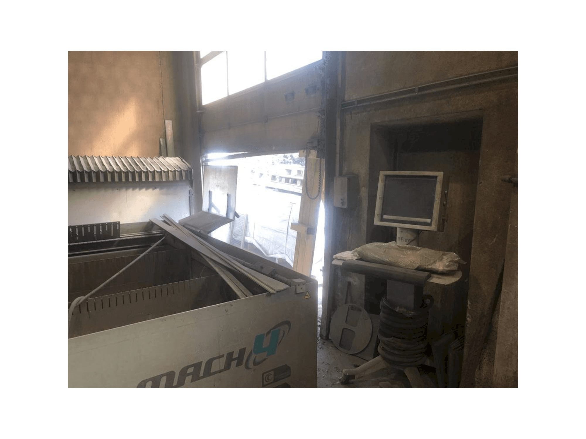 Prikaz lijeve strane stroja Flow Mach 4 3D