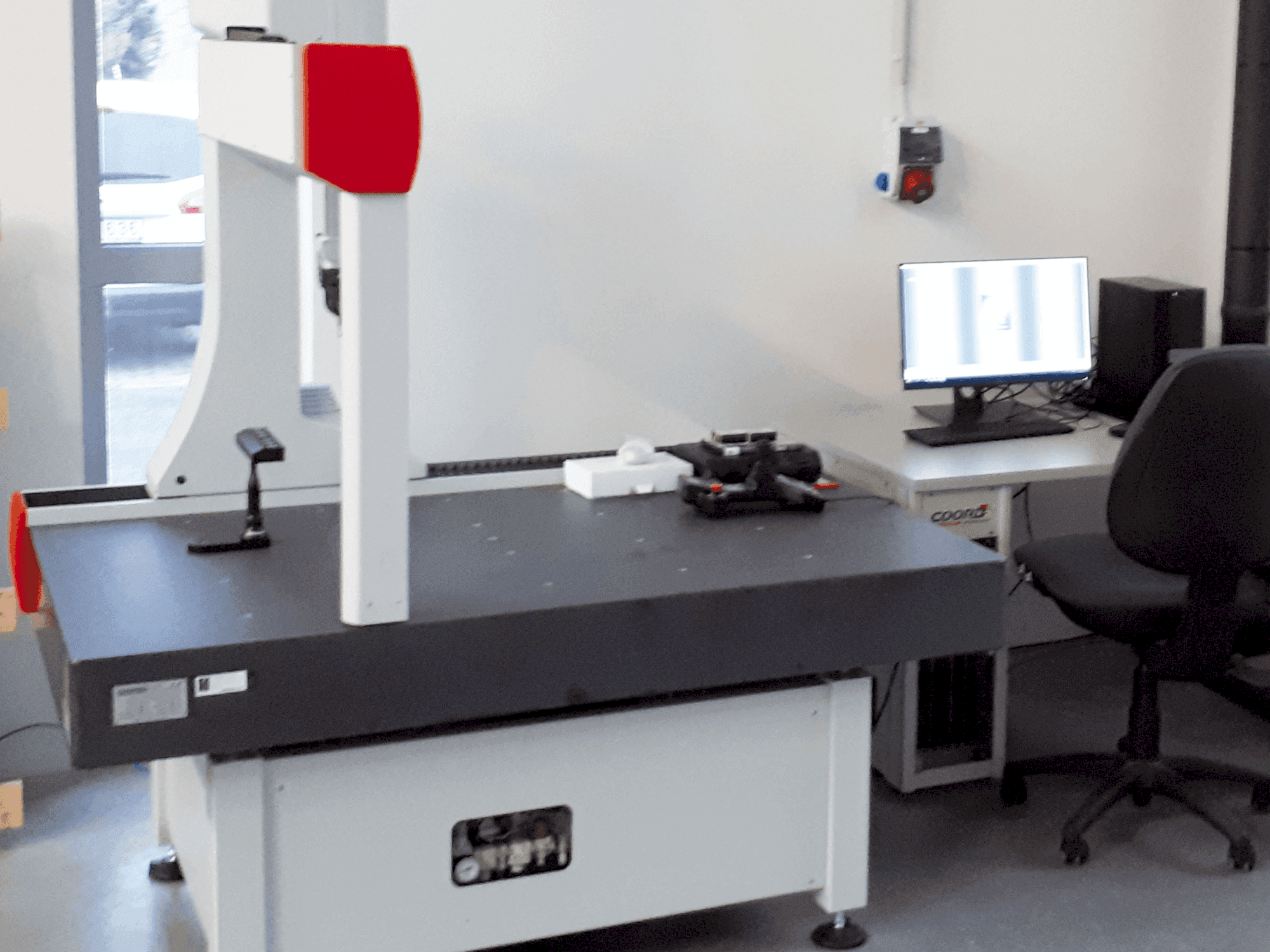 Prikaz stroja Coord3 ARES NT-L 10.7.5 CNC sprijeda