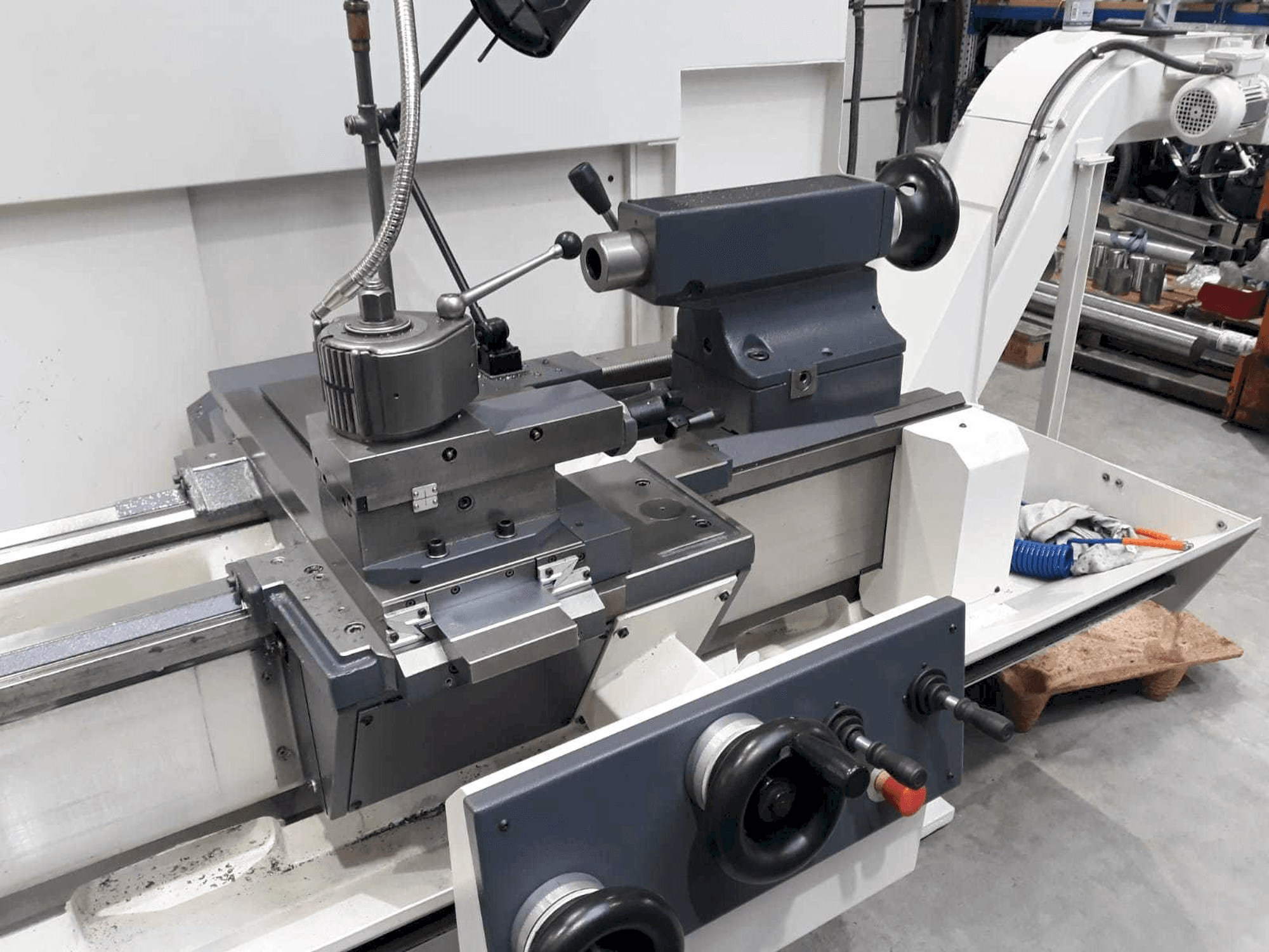 Prikaz stroja BOEHRINGER DUS 560 sprijeda