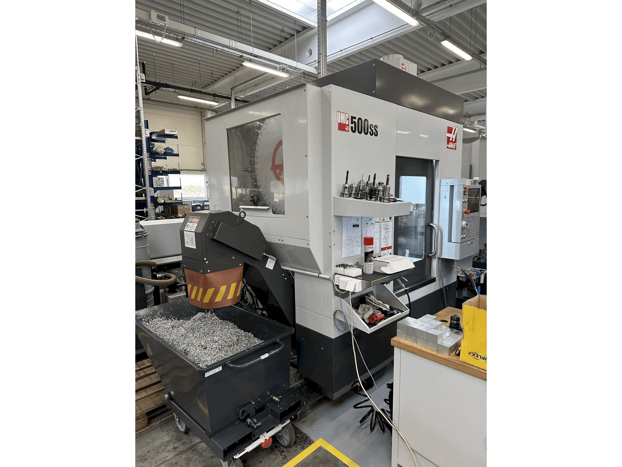 Prikaz stroja HAAS UMC-500SS sprijeda