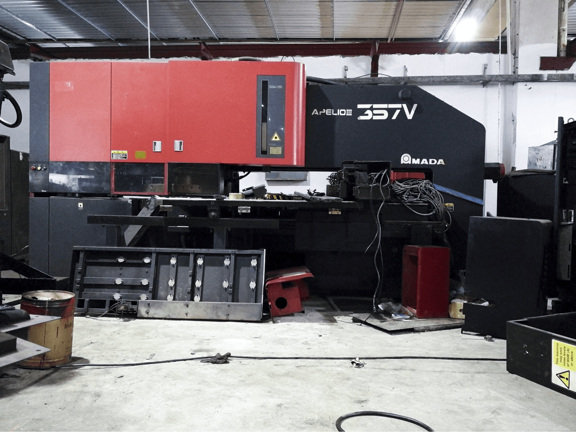 Prikaz stroja AMADA APELIO III-357V sprijeda
