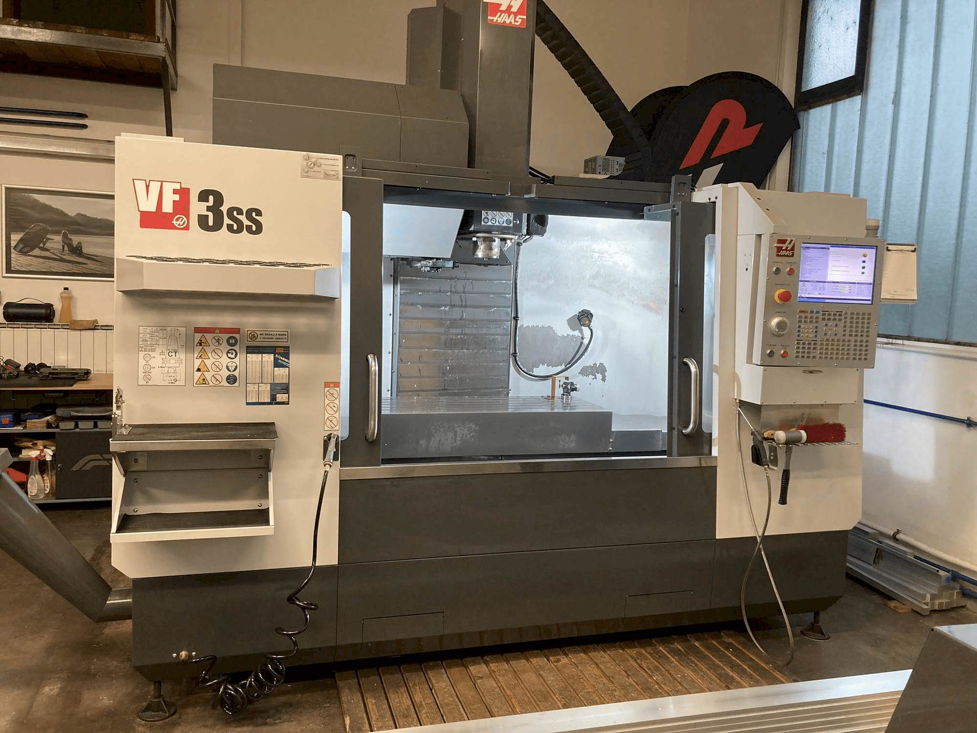 Prikaz stroja HAAS VF 3 SS sprijeda