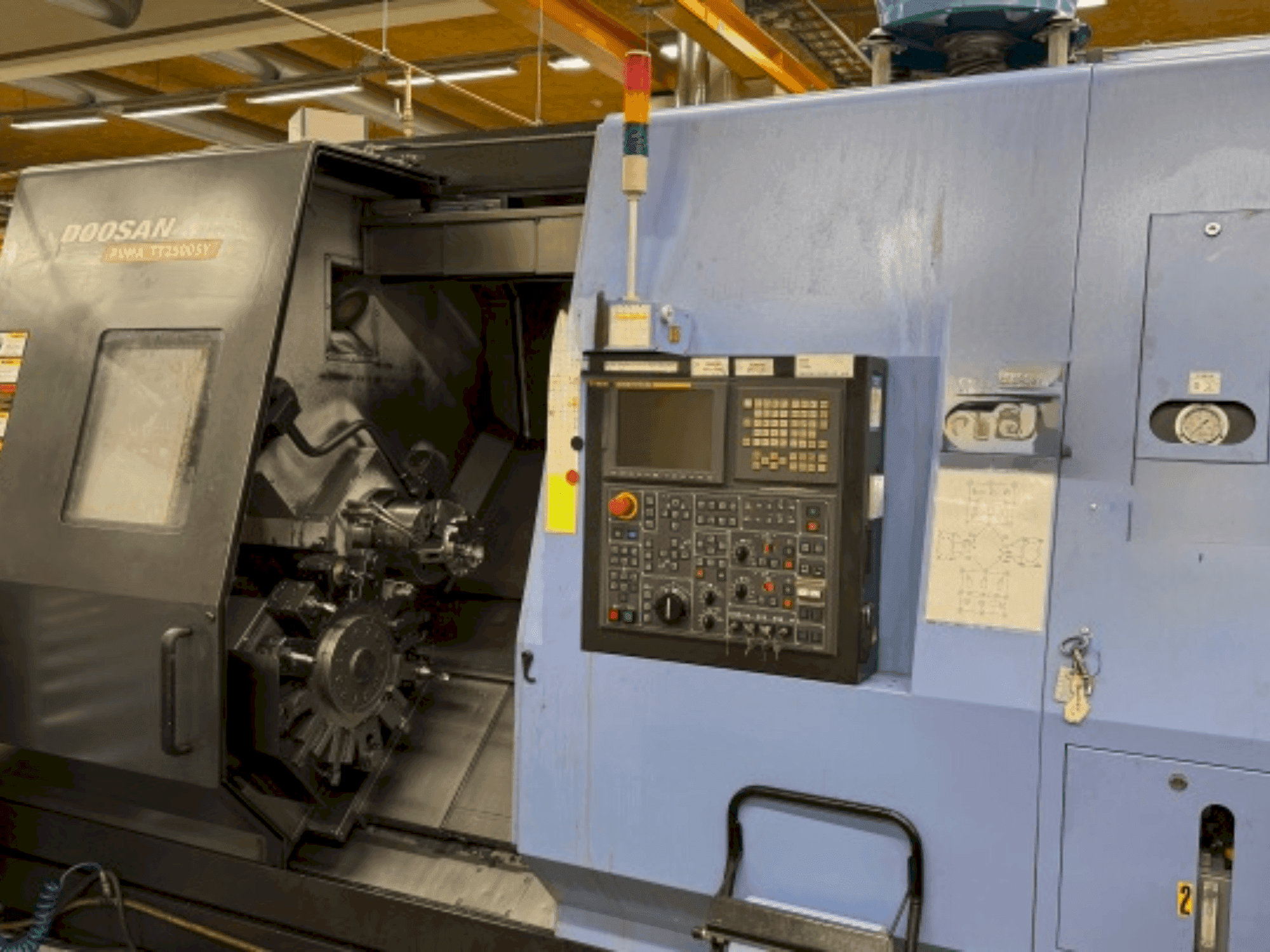 Prikaz stroja DOOSAN Puma TT 2500 SY sprijeda