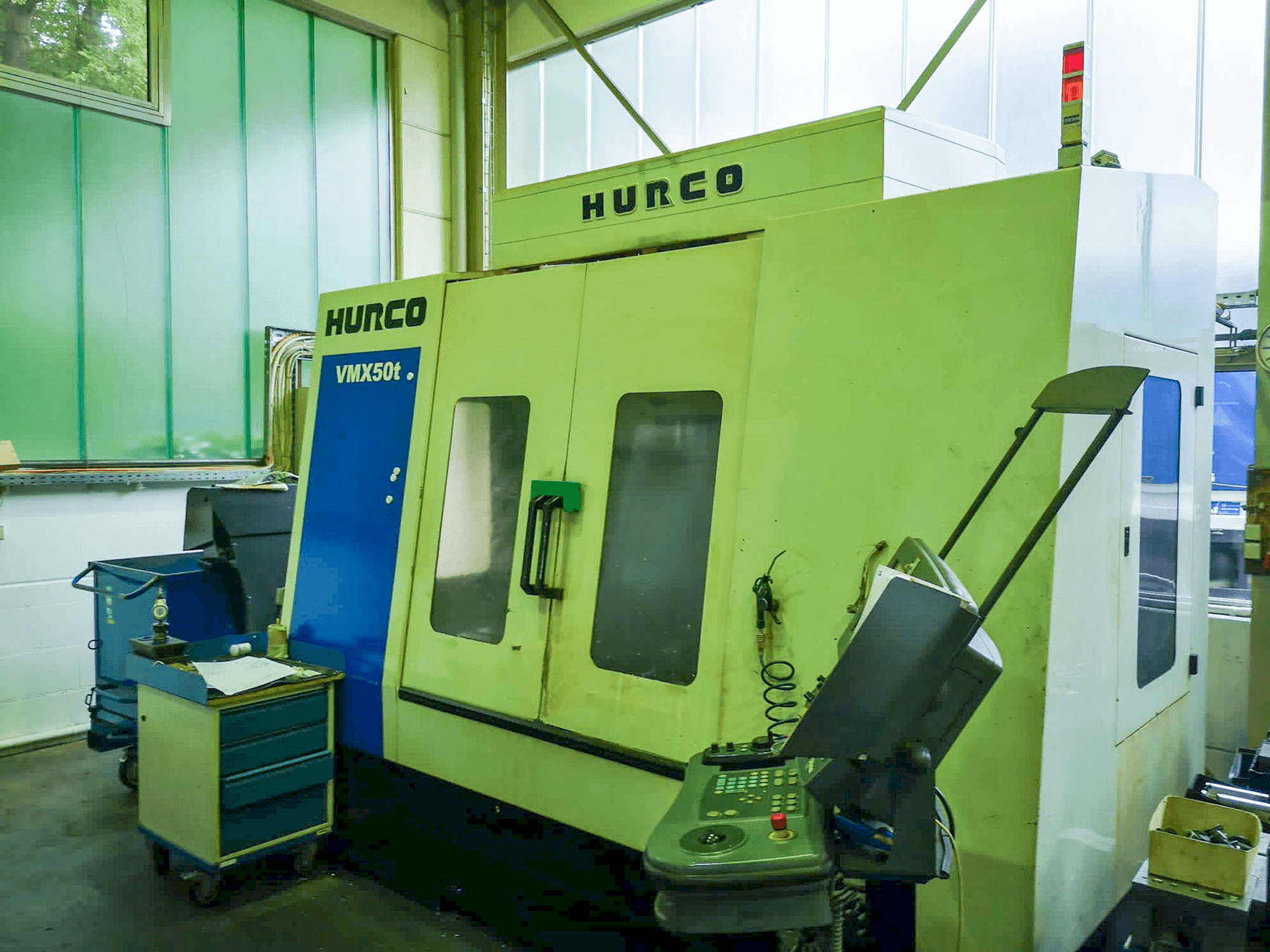 Prikaz stroja Hurco VMX50t sprijeda