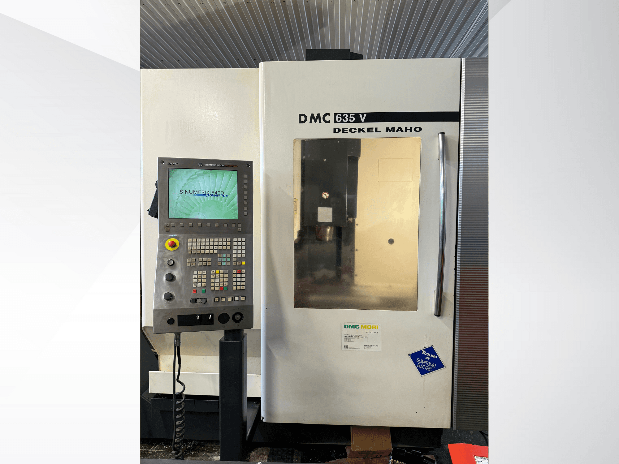 Glodalica DMG Mori DMC 635 V s upravljačkom pločom, prednjim pogledom, sadrži Sinumerik zaslon i razne tipke za upravljanje.
