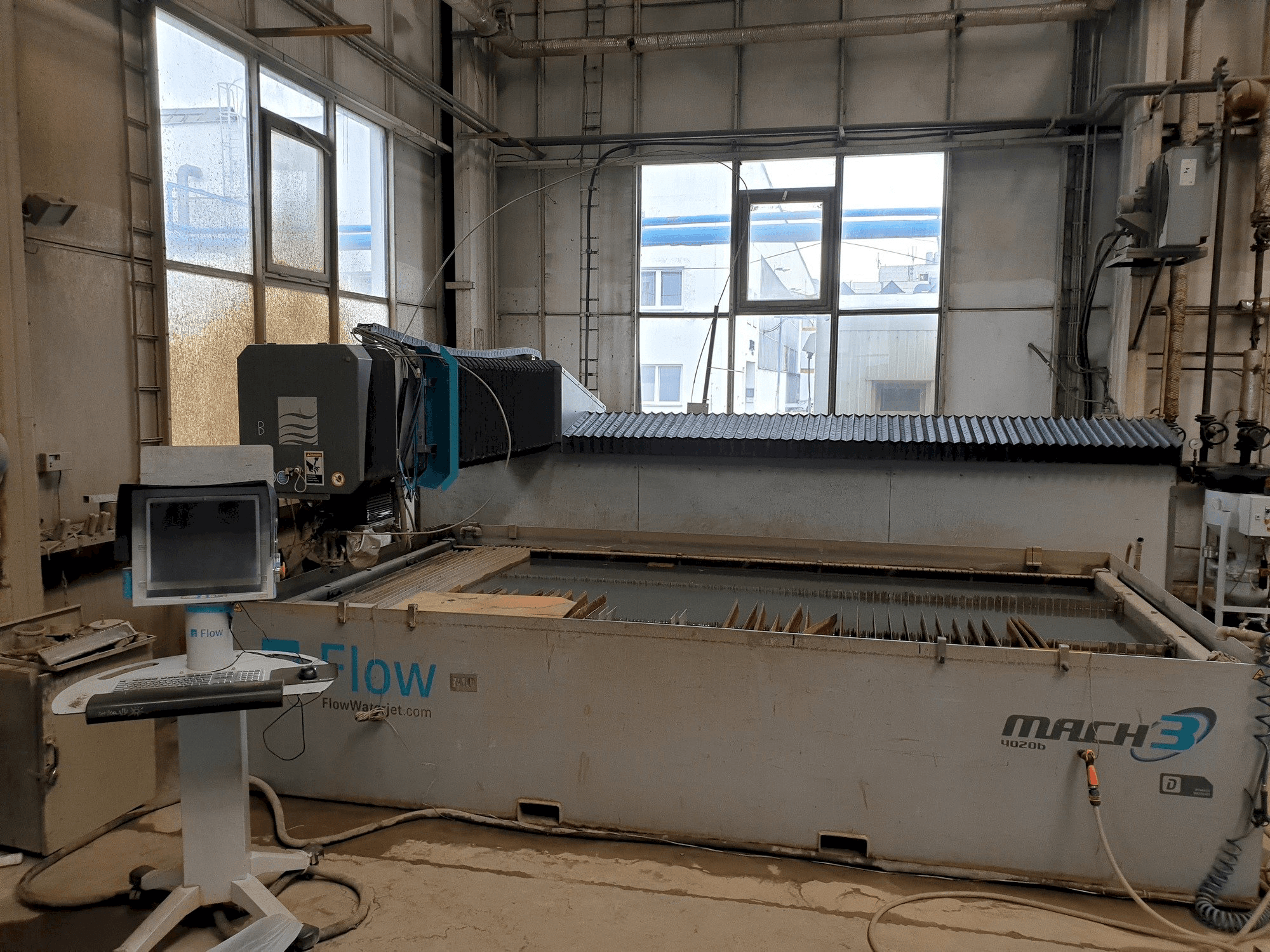 Prikaz stroja Flow Mach 3-4020B sprijeda