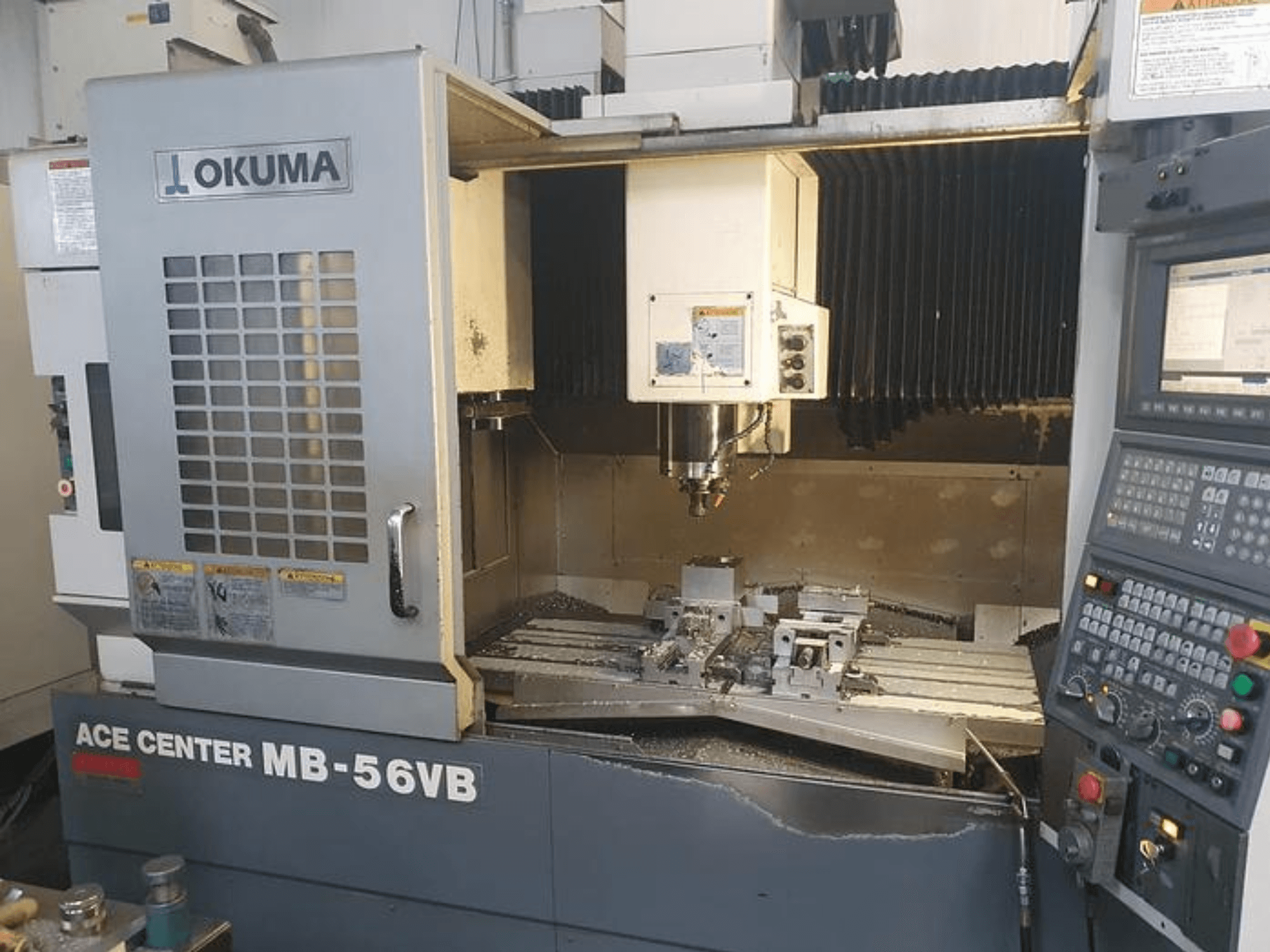 Okuma ACE CENTER MB-56VB CNC glodalica u prednjem pogledu, s prikazom upravljačke ploče i područja obrade.