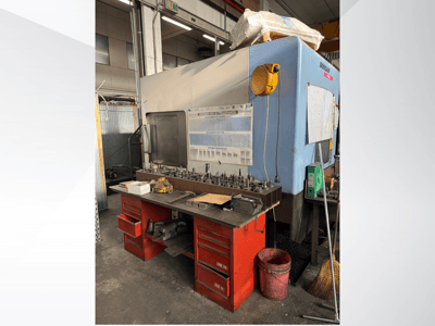 Doosanov obradni centar s crvenim radnim stolom i prostorom za pohranu, na kojem su izloženi alati i oprema, gledano sprijeda.