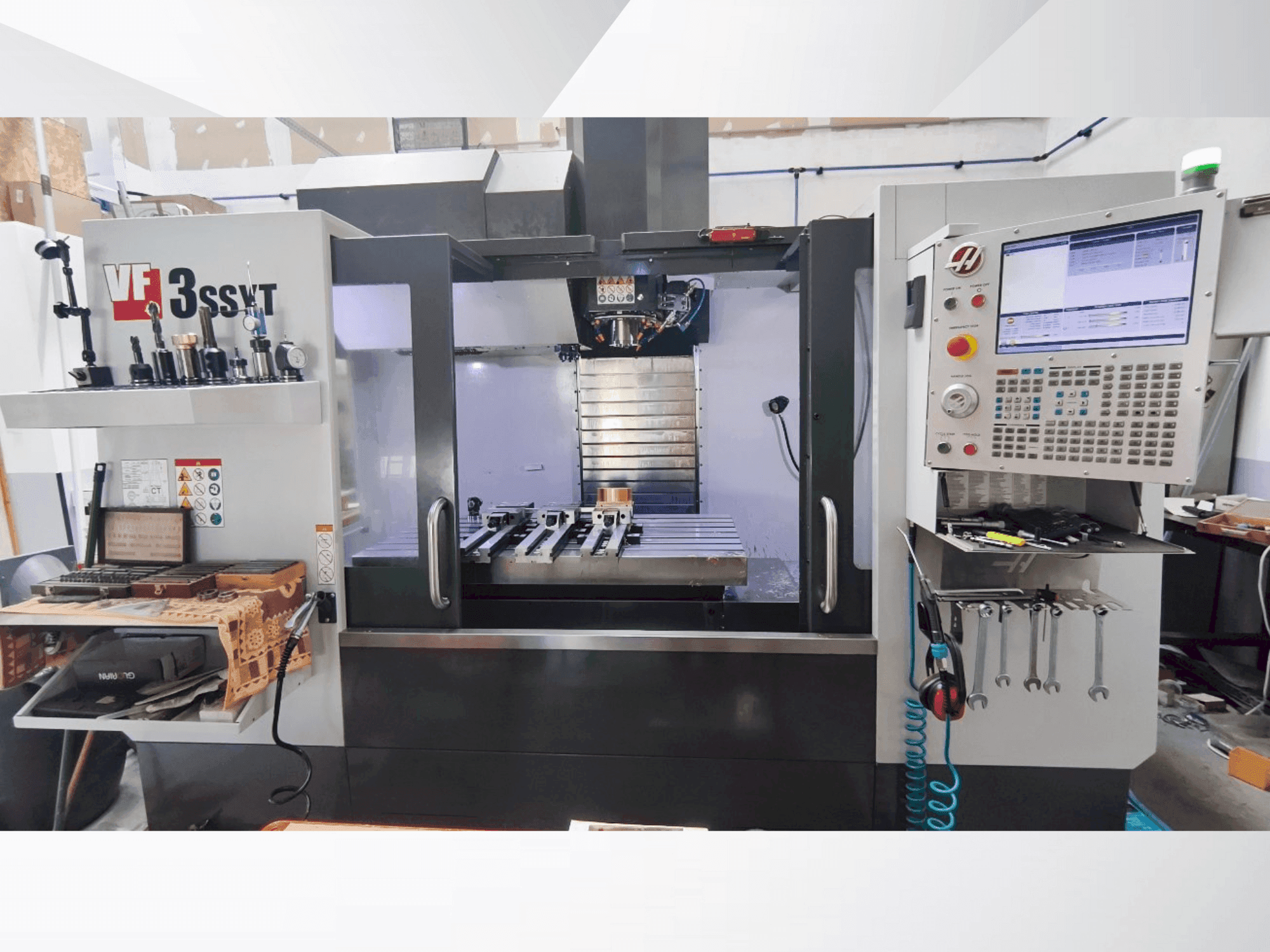 Prikaz stroja HAAS VF-3SSYT with HRT 210 4X sprijeda