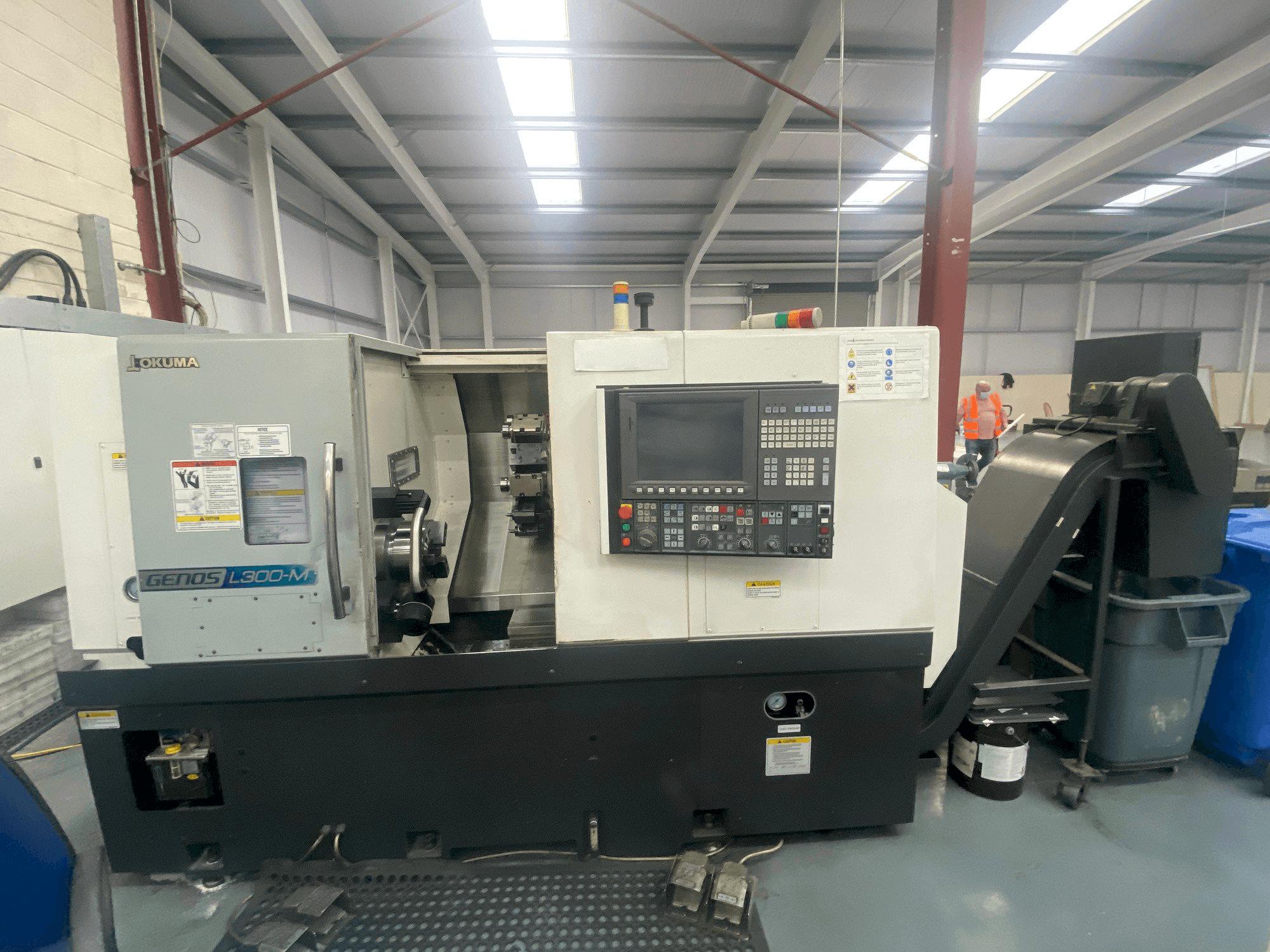 Prikaz stroja Okuma Genos L300MW sprijeda
