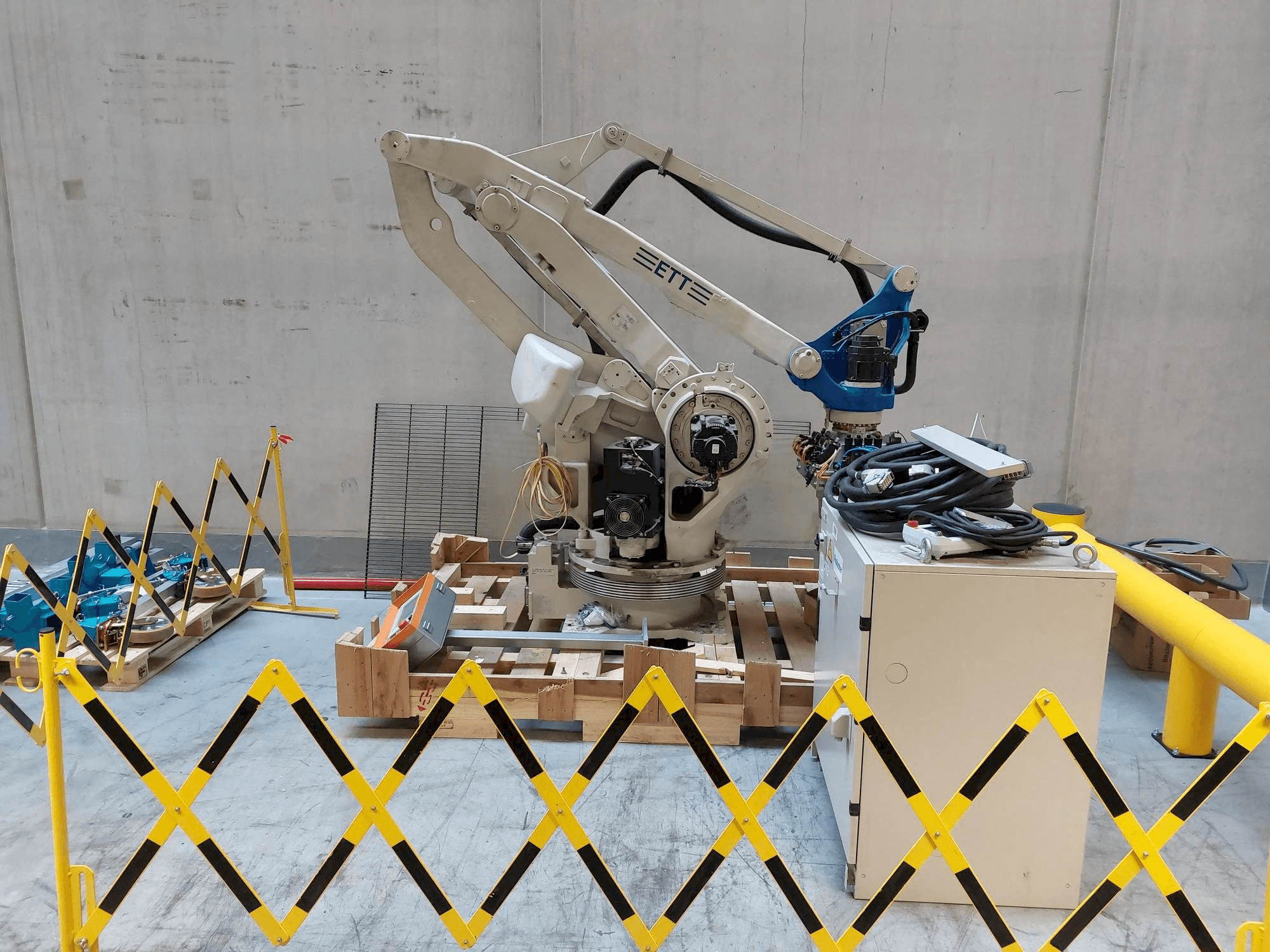 Prikaz stroja Yaskawa Motoman YR-MPL0160-B04 sprijeda