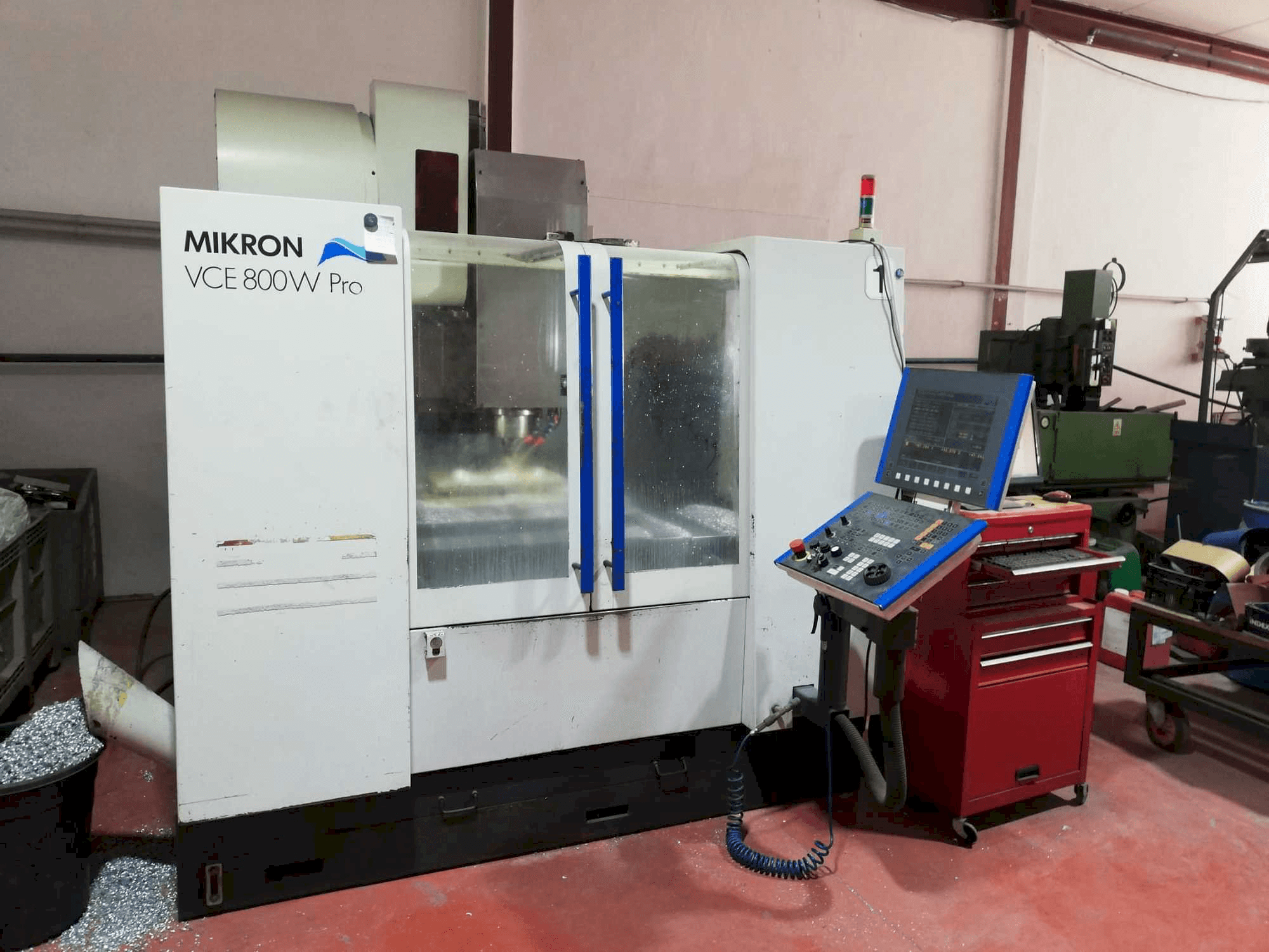 Prikaz stroja MIKRON VCE 800W Pro sprijeda