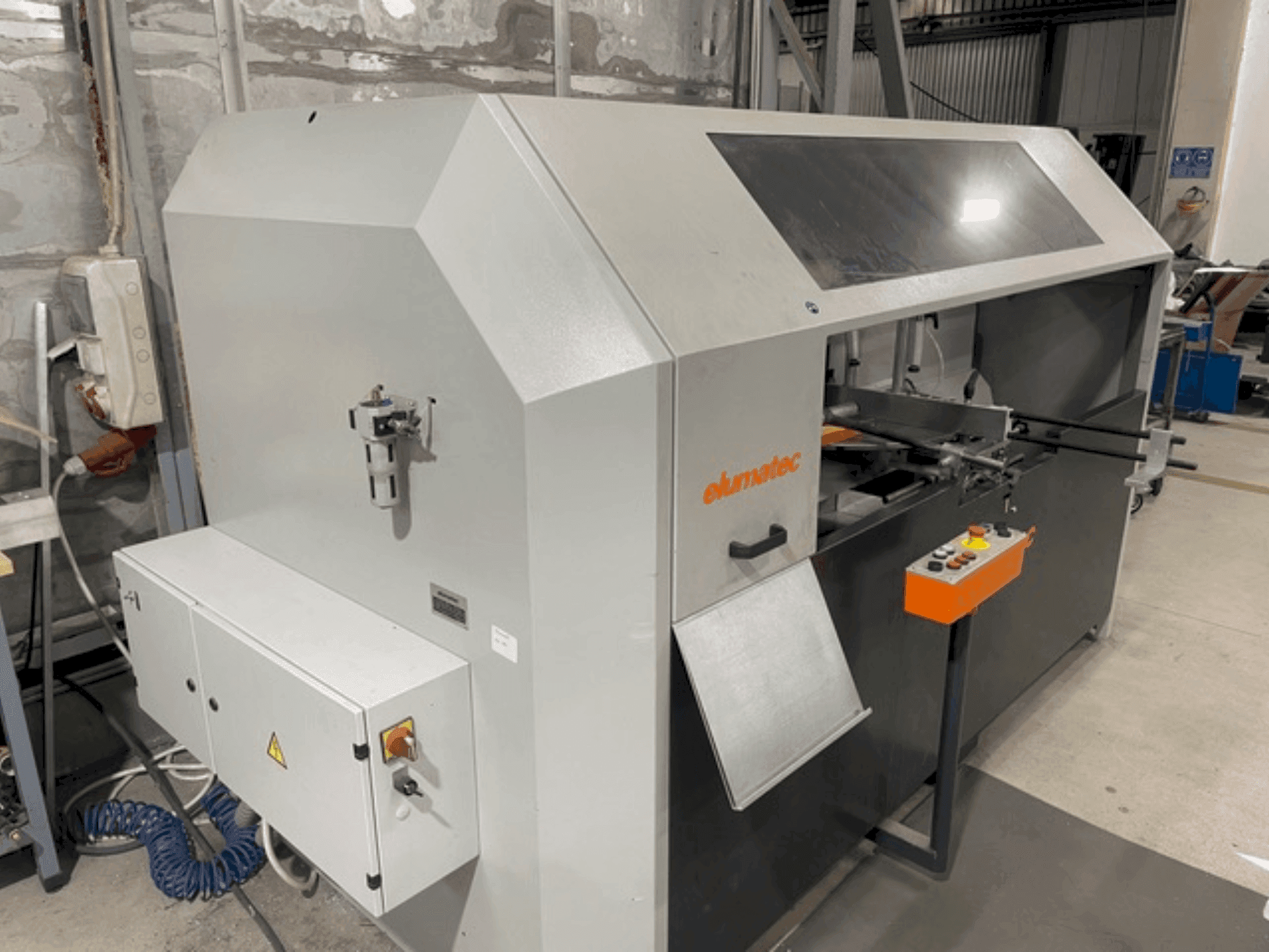 Prikaz stroja Elumatec AKS134/64 sprijeda